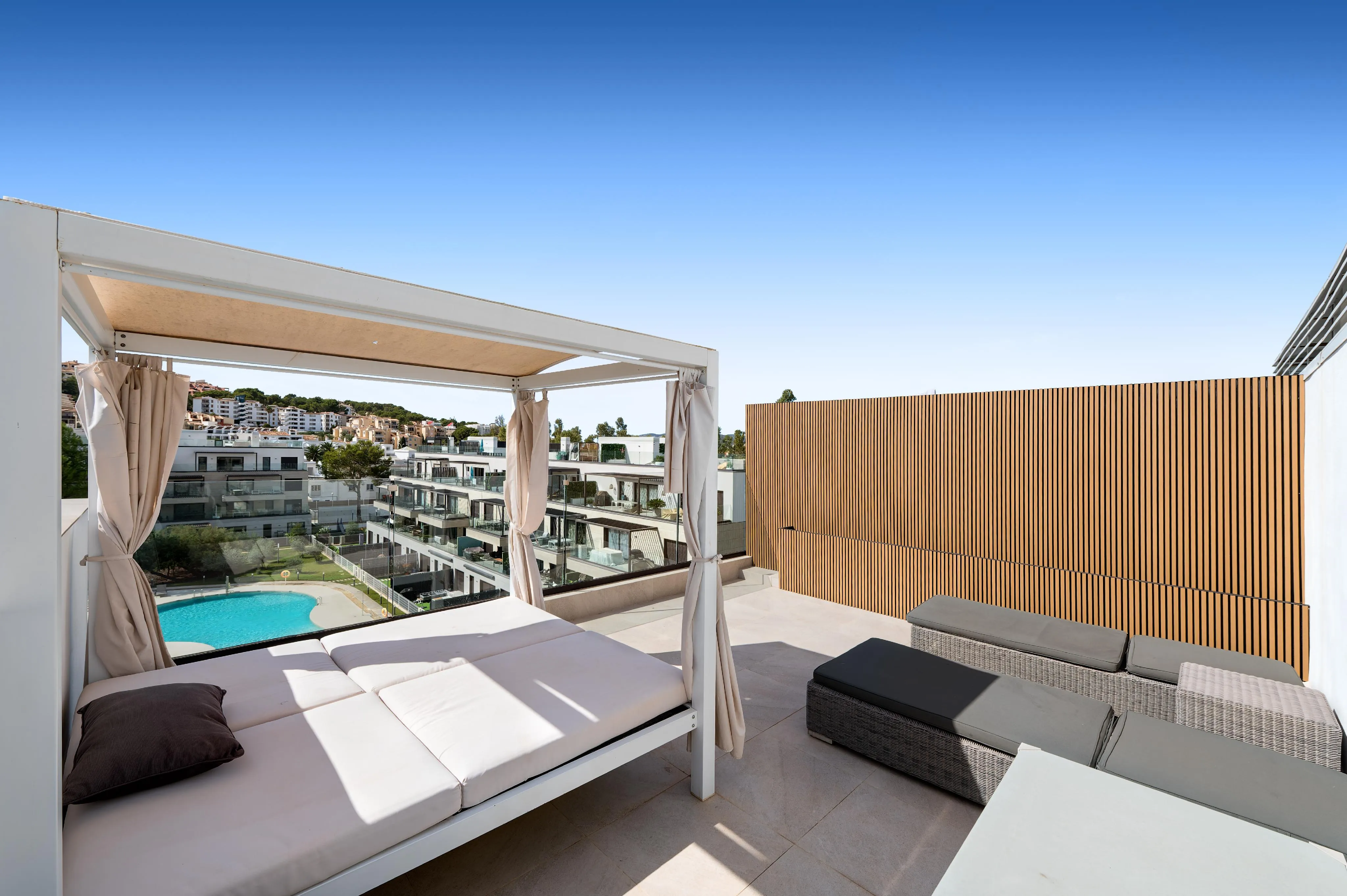 Penthouse in nice community with private roof terrace-4