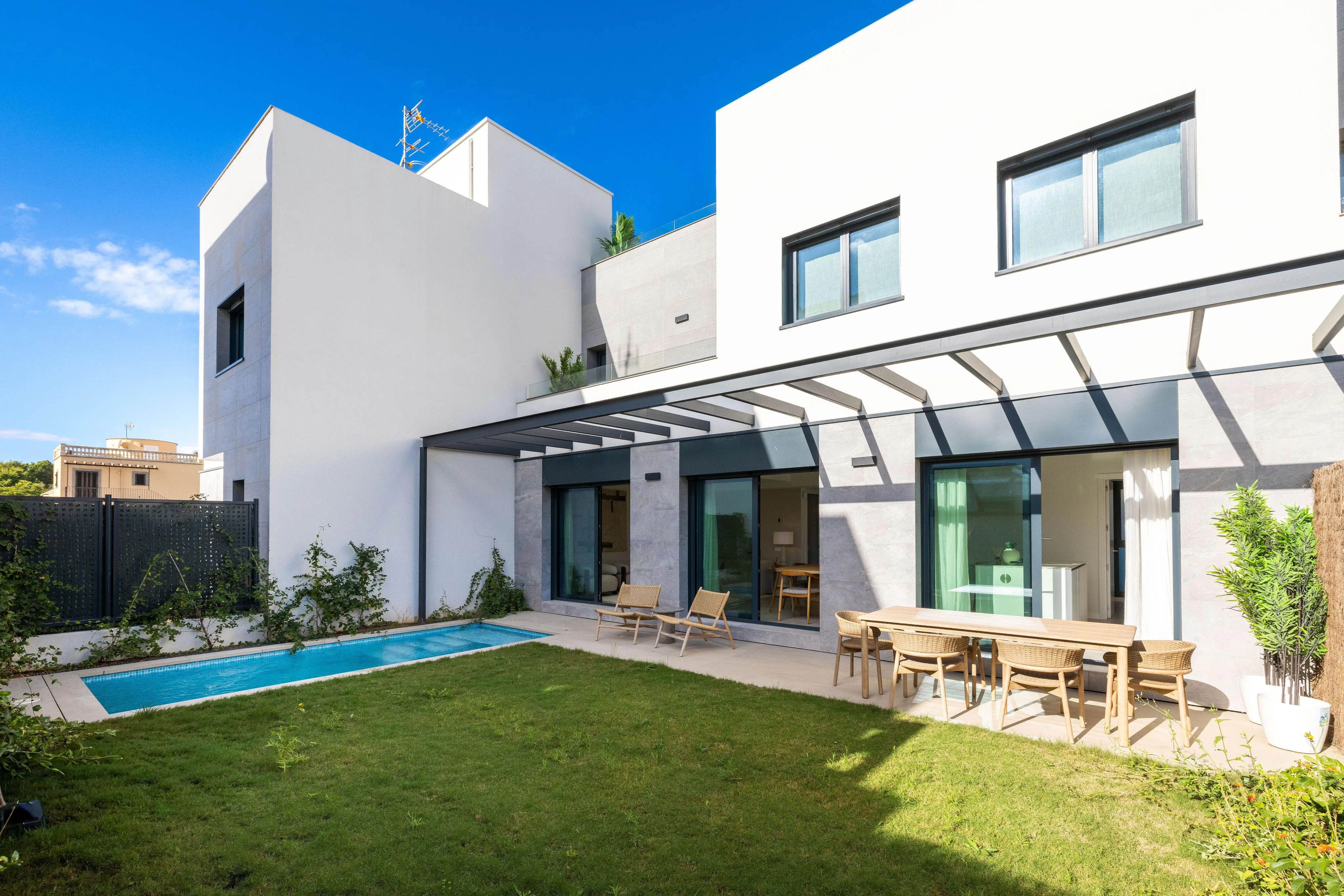 Nyt moderne hus med pool-1