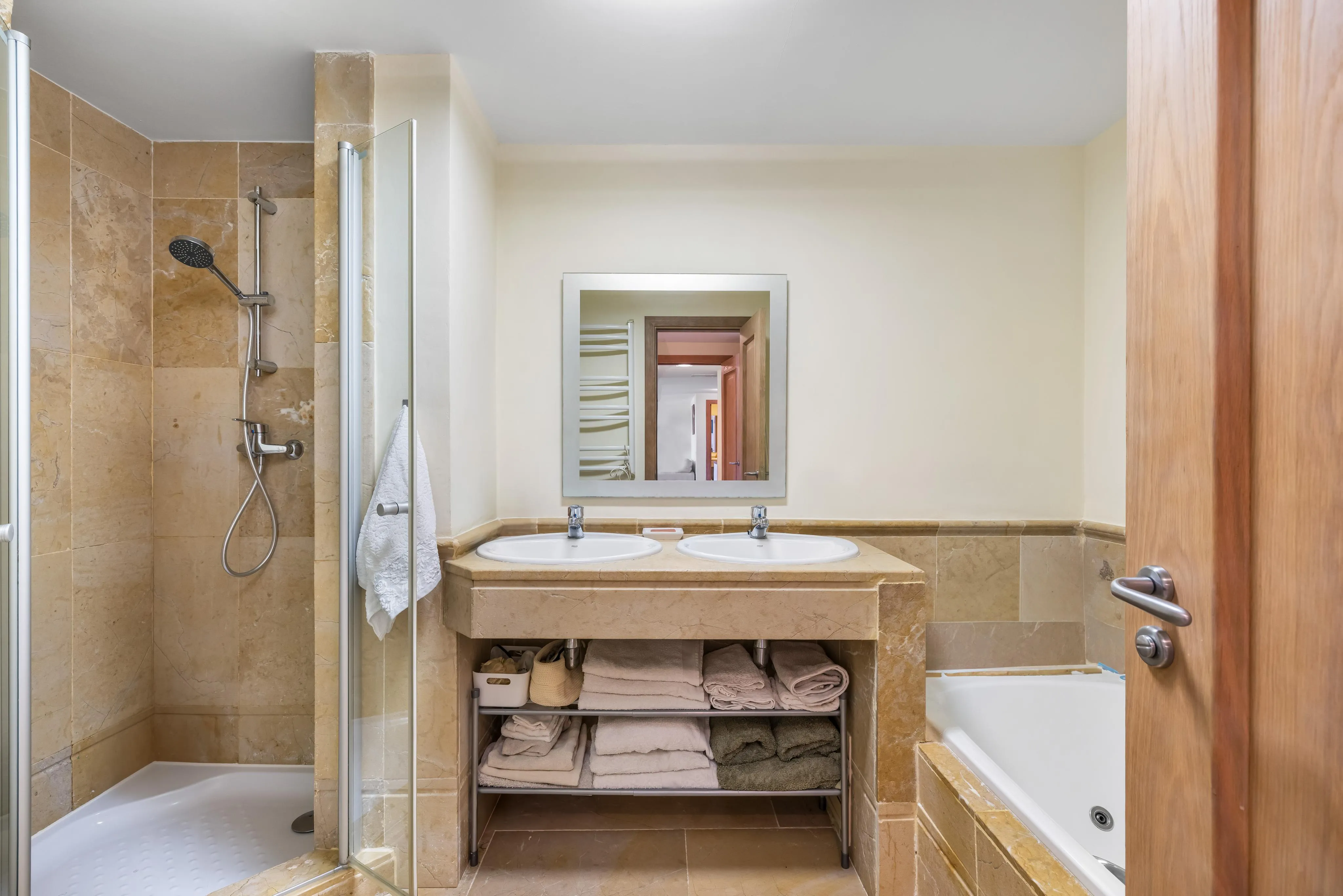 Sydvendt lejlighed i populært boligkompleks i Santa Ponsa-9