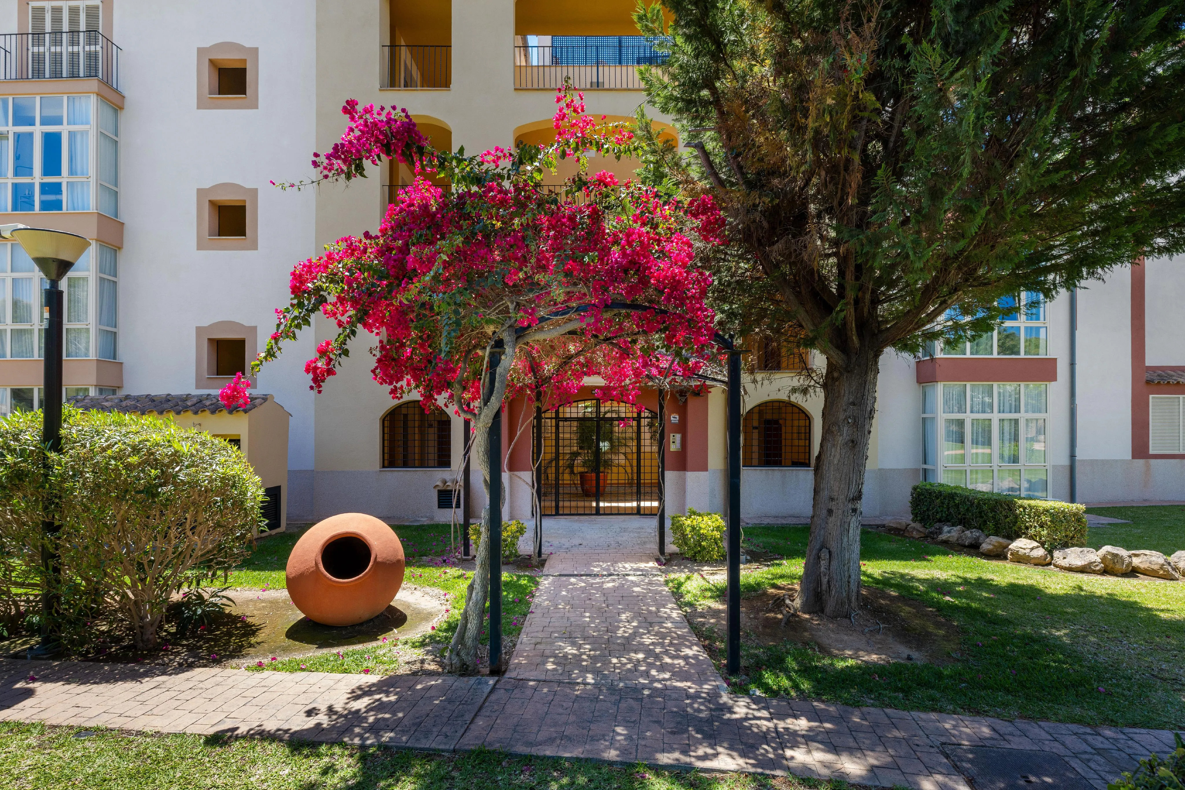 Sydvendt lejlighed i populært boligkompleks i Santa Ponsa-16