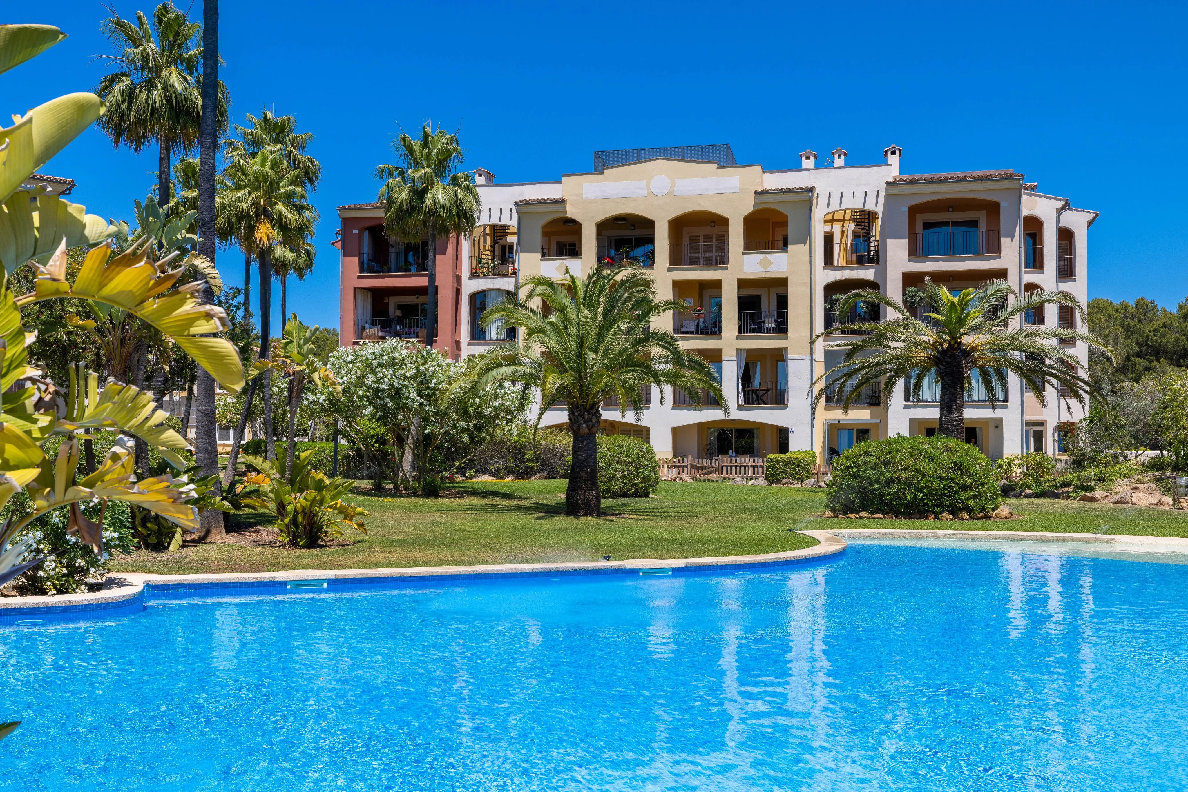 Sydvendt lejlighed i populært boligkompleks i Santa Ponsa-15