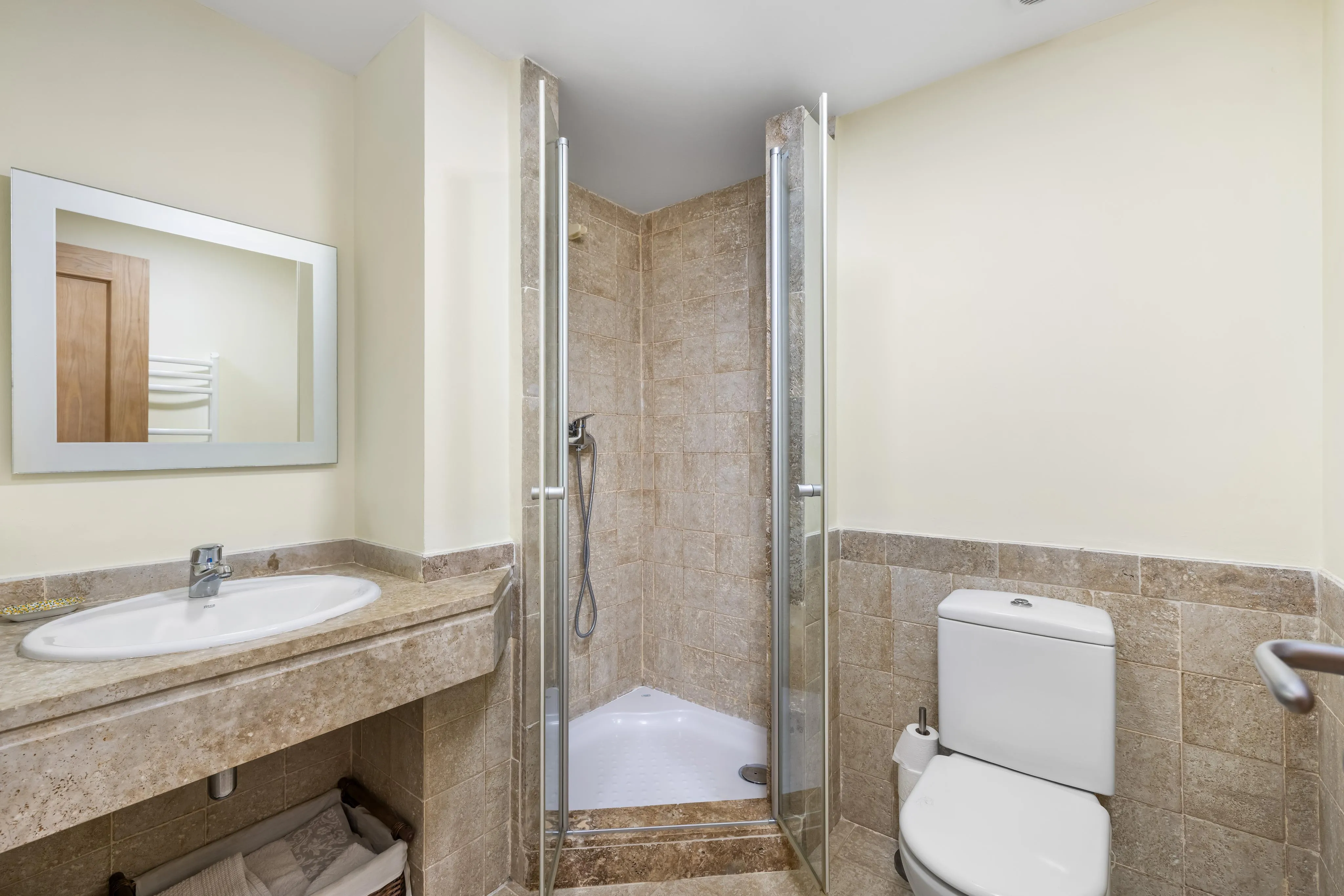 Sydvendt lejlighed i populært boligkompleks i Santa Ponsa-12