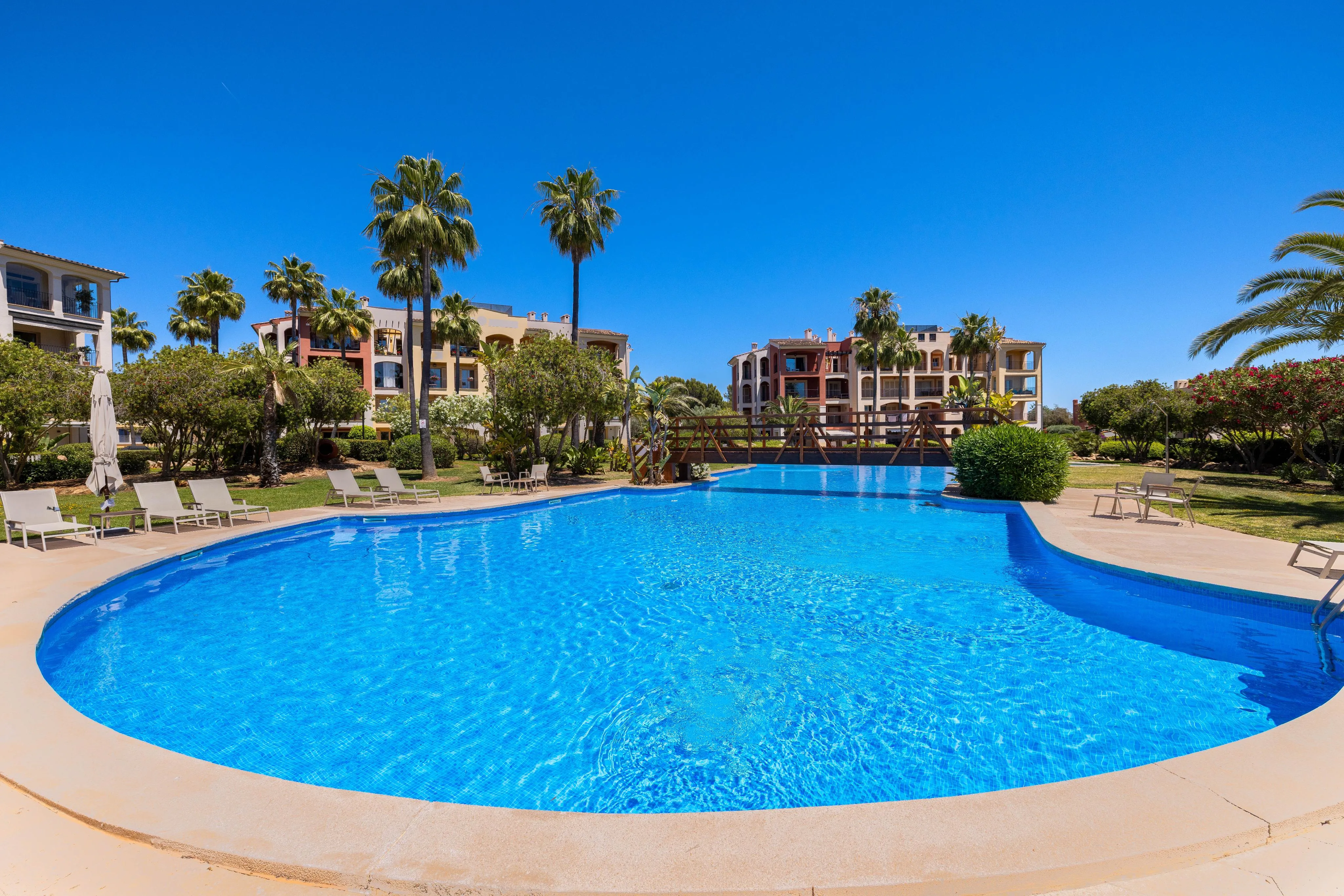 Sydvendt lejlighed i populært boligkompleks i Santa Ponsa-14