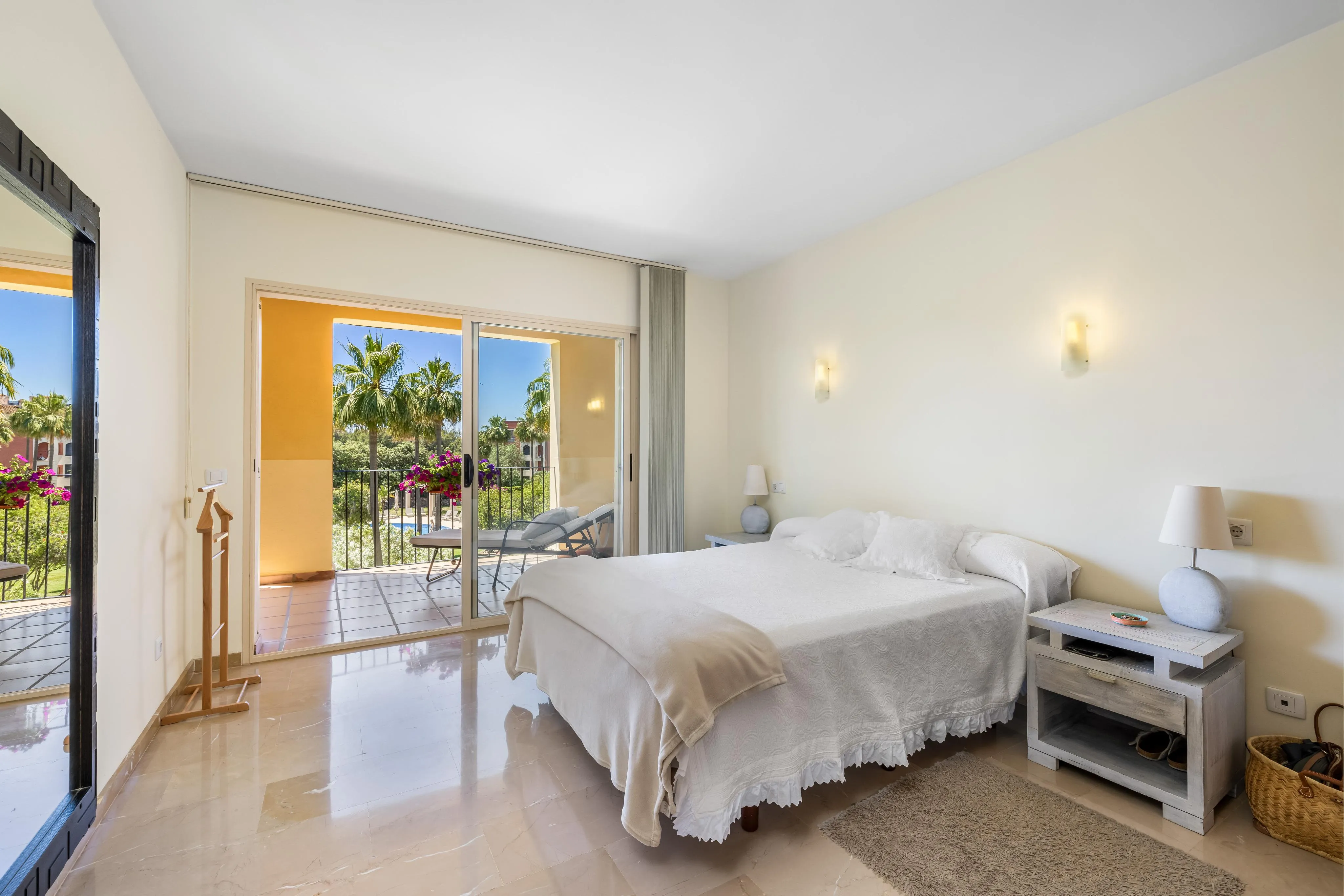 Sydvendt lejlighed i populært boligkompleks i Santa Ponsa-8