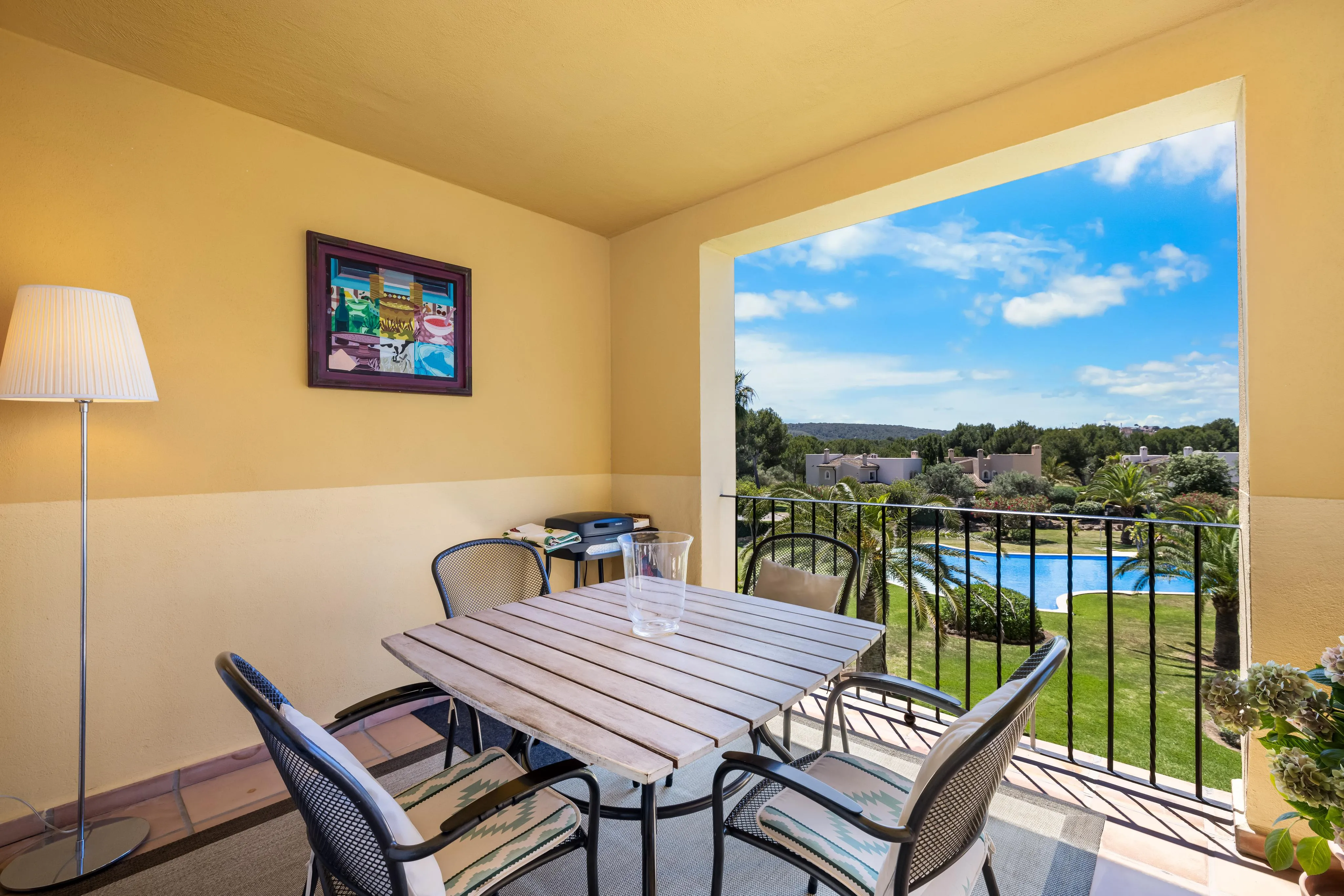 Sydvendt lejlighed i populært boligkompleks i Santa Ponsa-4