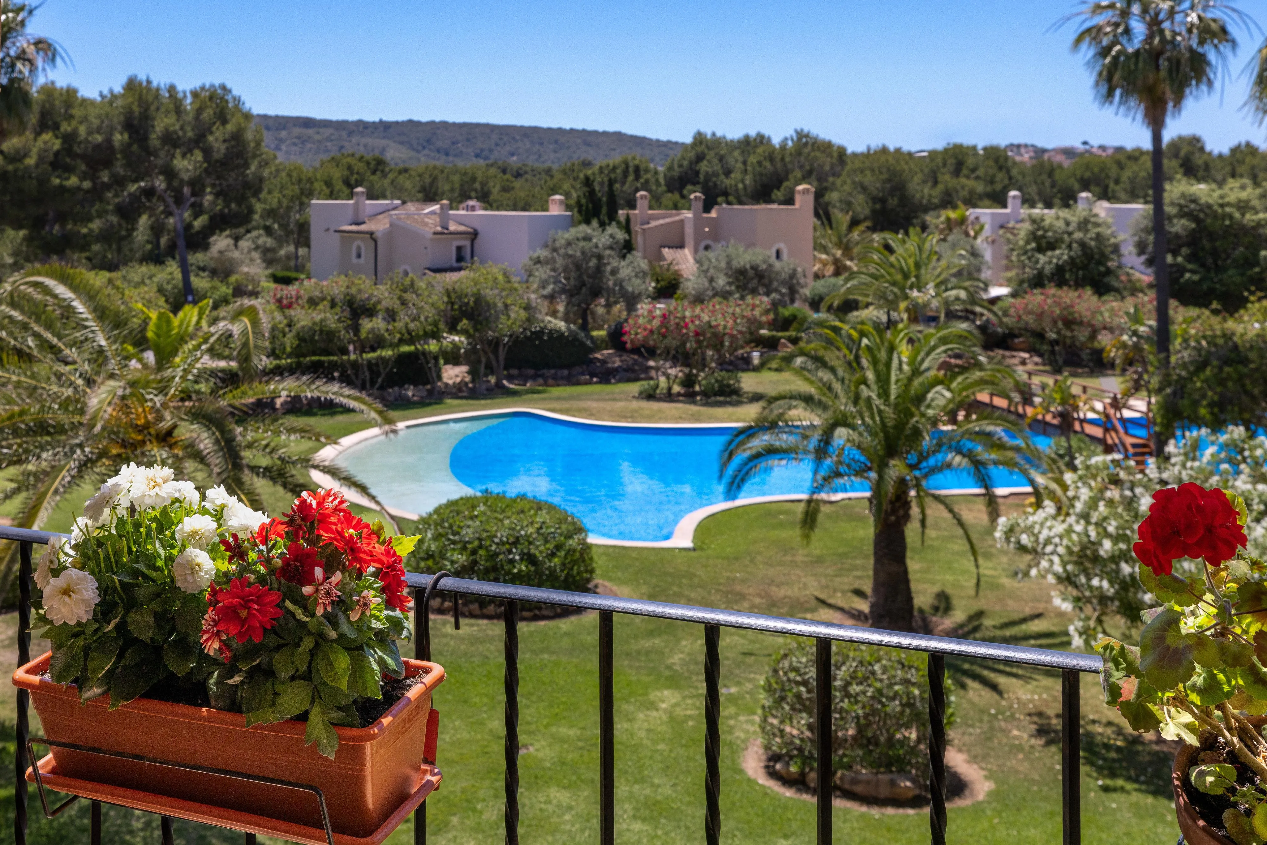 Sydvendt lejlighed i populært boligkompleks i Santa Ponsa-5