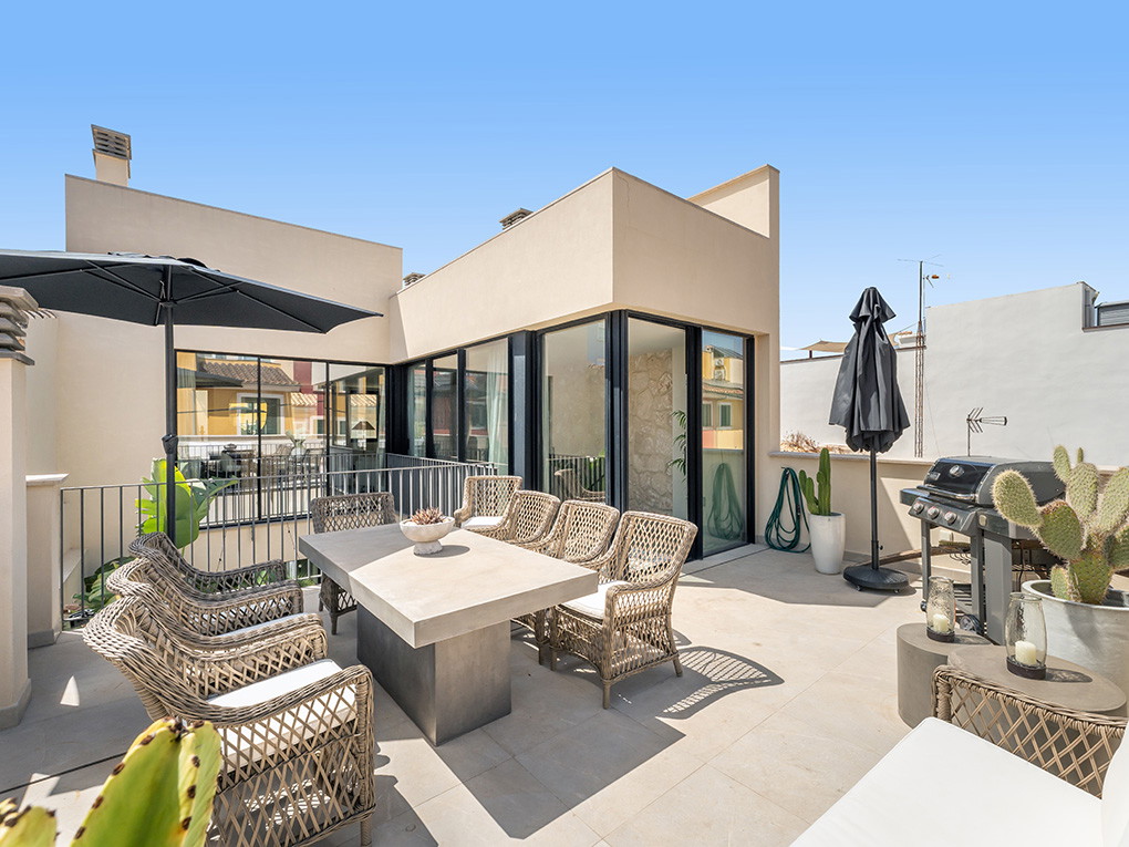 Moderne byhus med gårdhave og tagterrasse i Molinar