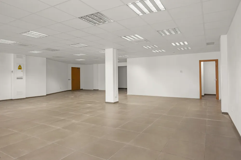 Ruim pand in de eerste lijn van het industriepark van Son Castelló-14