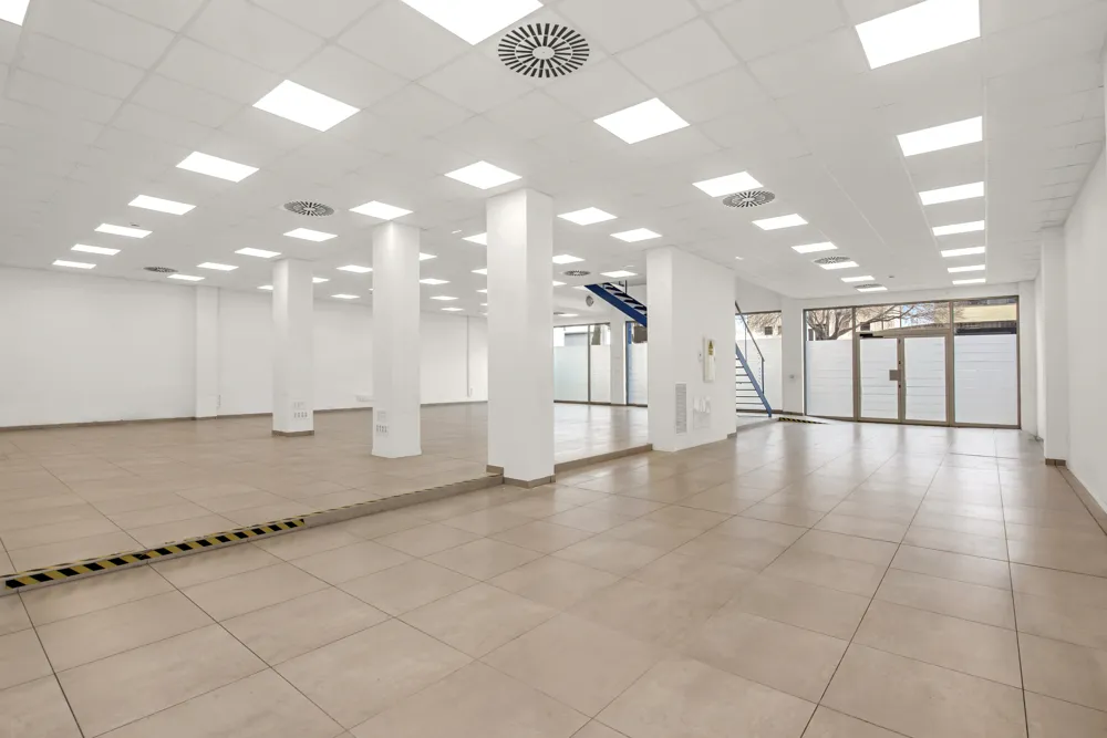 Ruim pand in de eerste lijn van het industriepark van Son Castelló-4