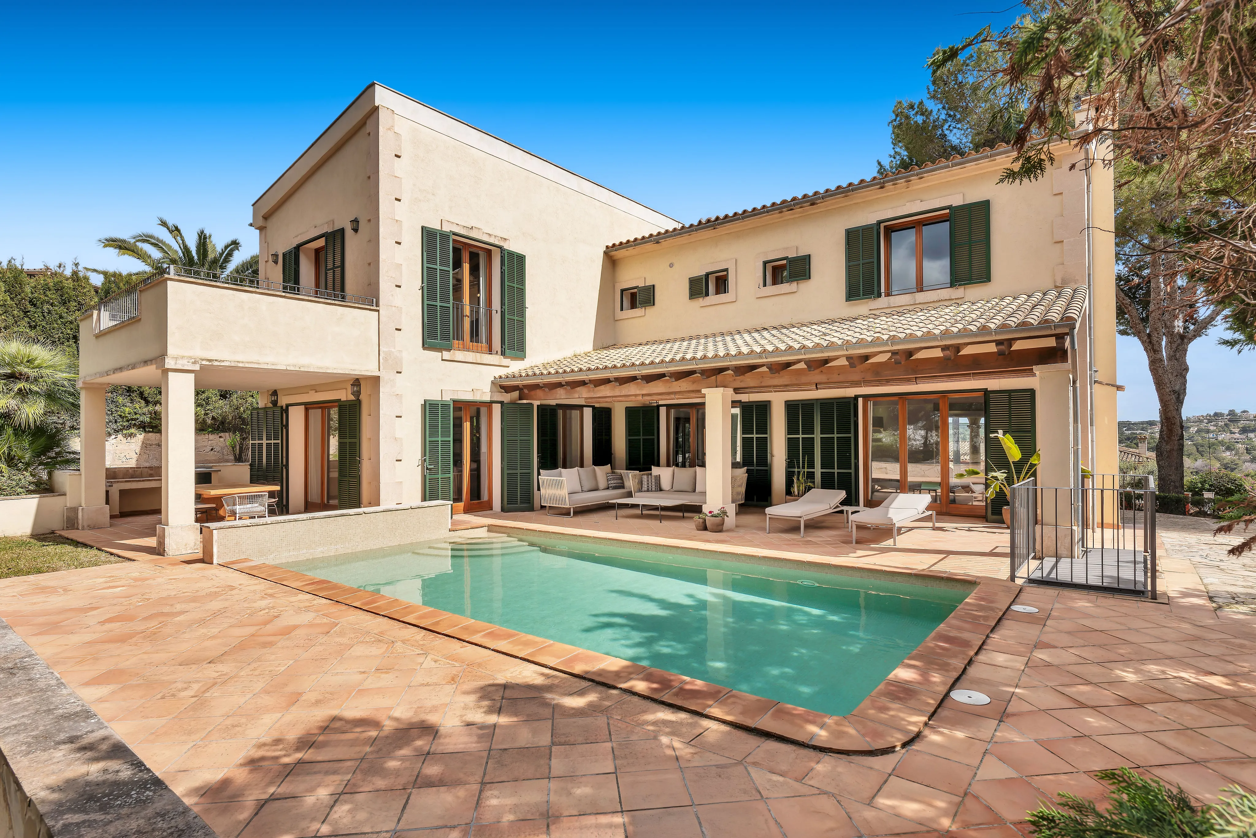 Elegancia mediterránea con piscina y vistas al mar en la exclusiva zona de Santa Ponsa-21