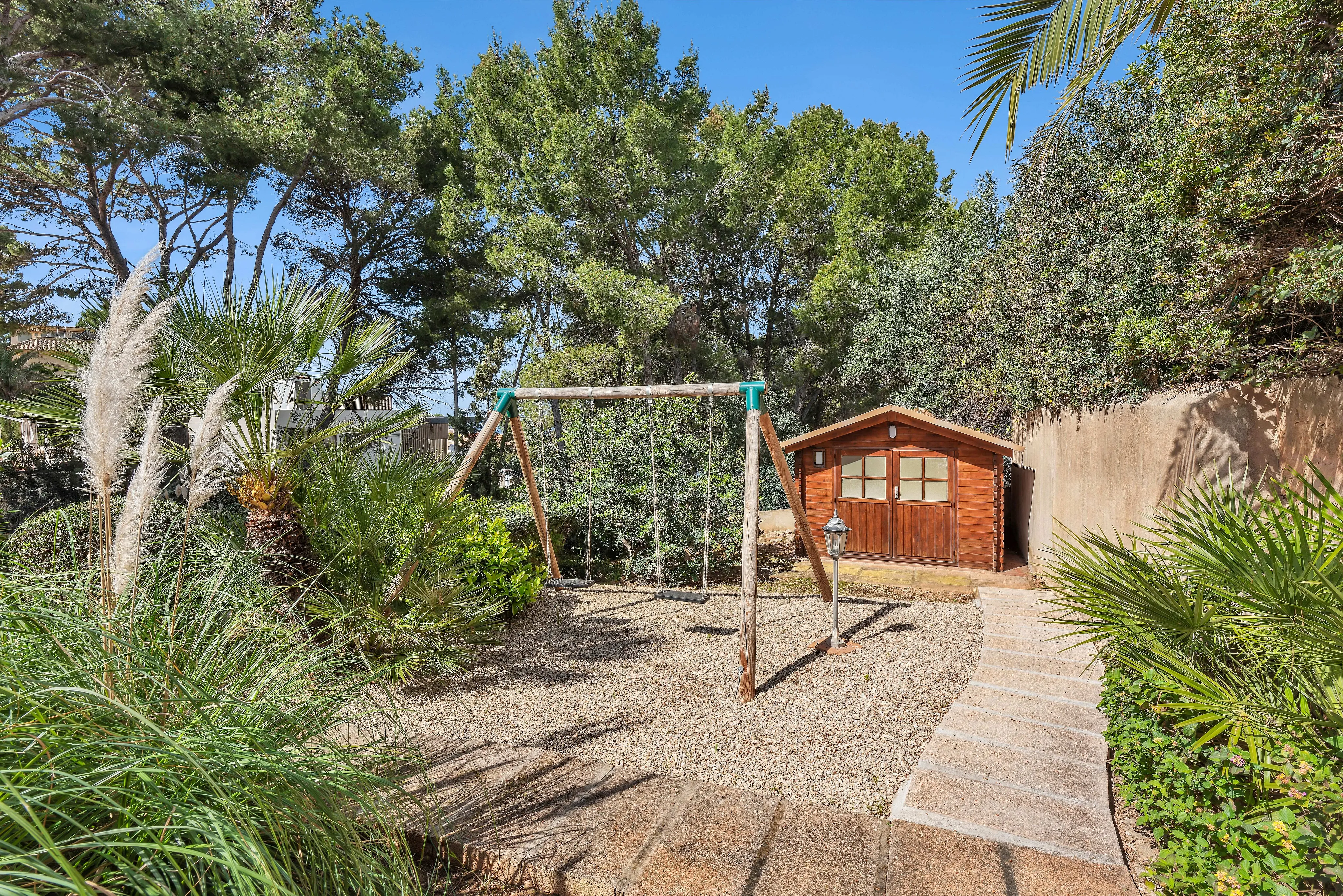 Elegancia mediterránea con piscina y vistas al mar en la exclusiva zona de Santa Ponsa-23