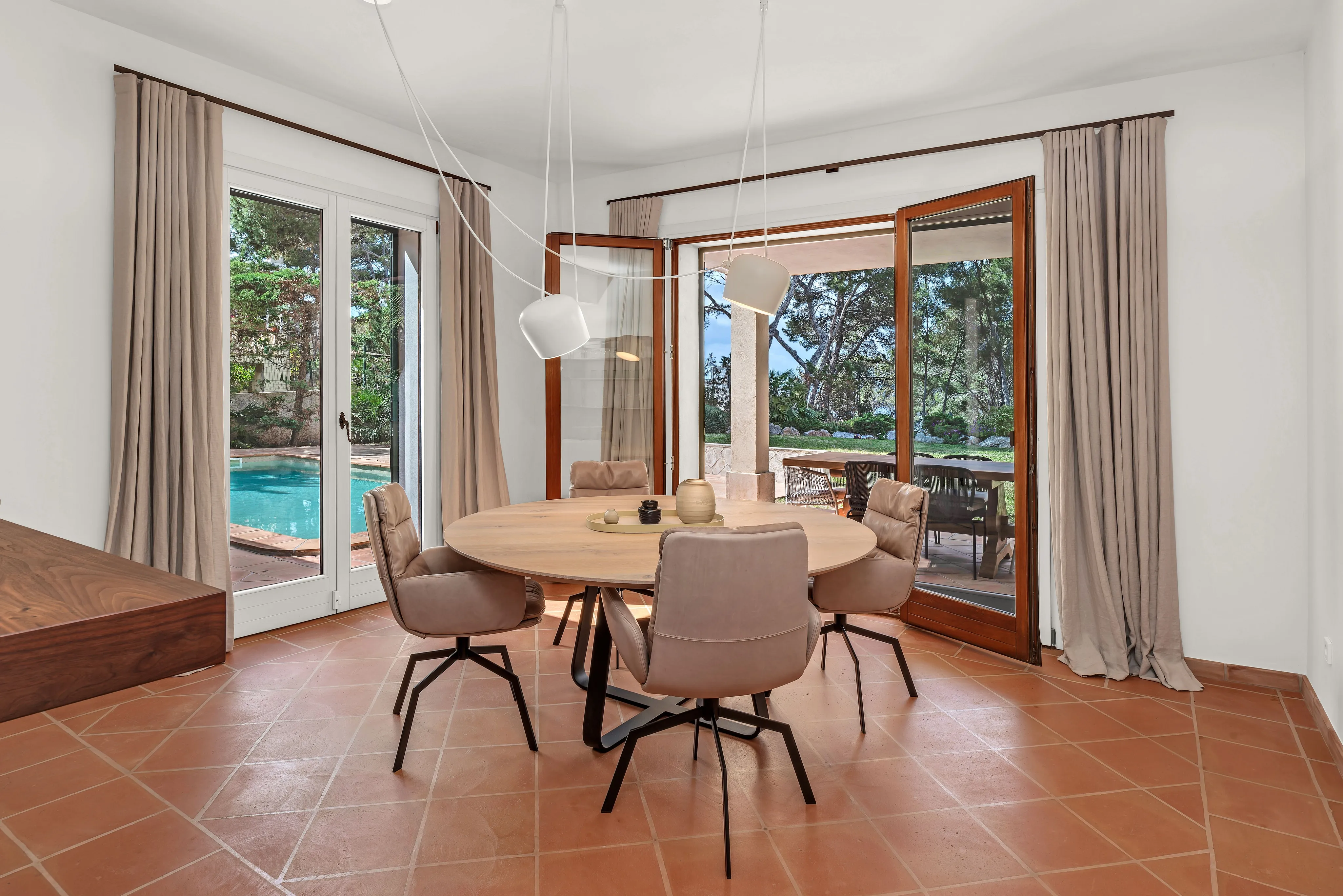 Elegancia mediterránea con piscina y vistas al mar en la exclusiva zona de Santa Ponsa-10