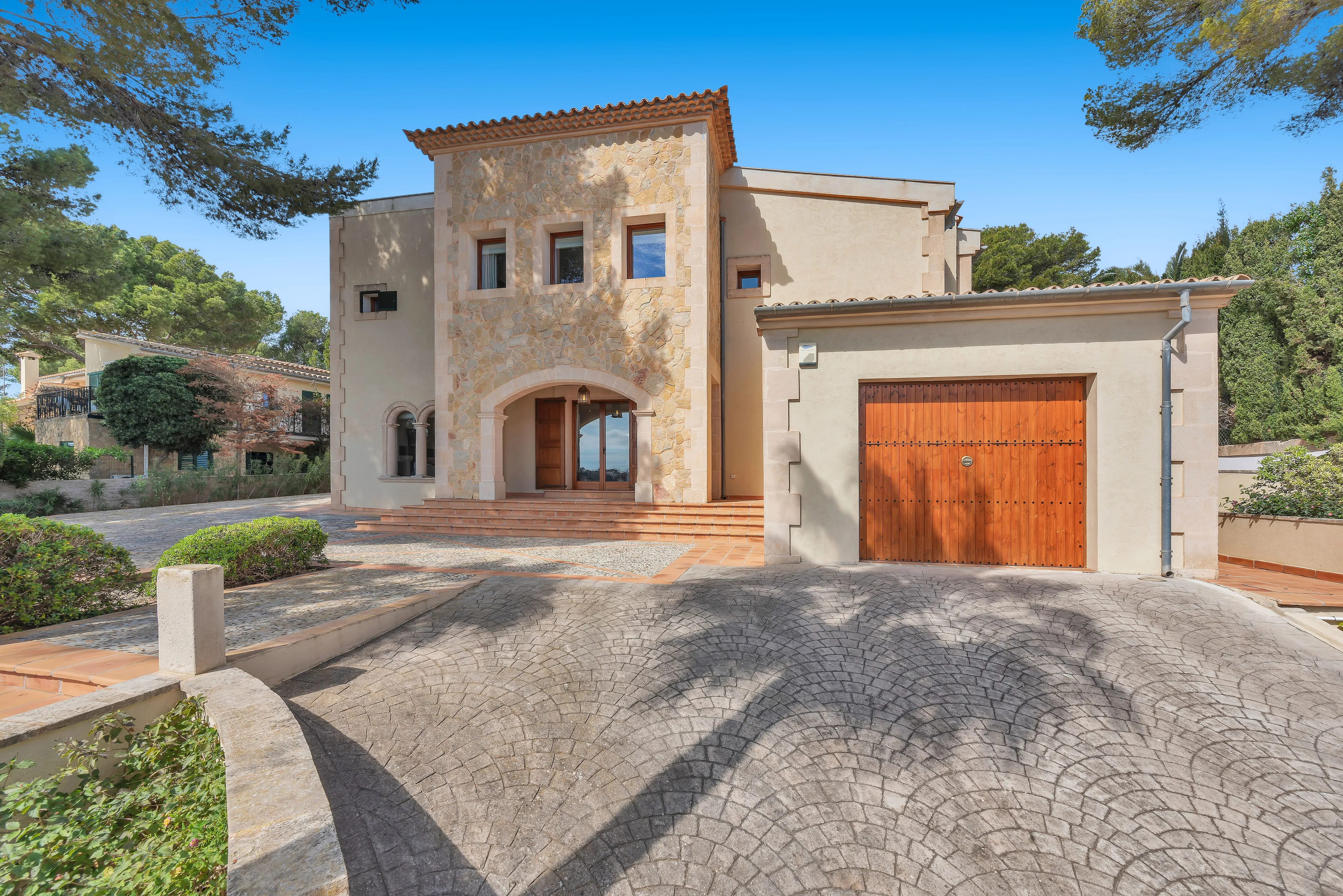 Elegancia mediterránea con piscina y vistas al mar en la exclusiva zona de Santa Ponsa-24