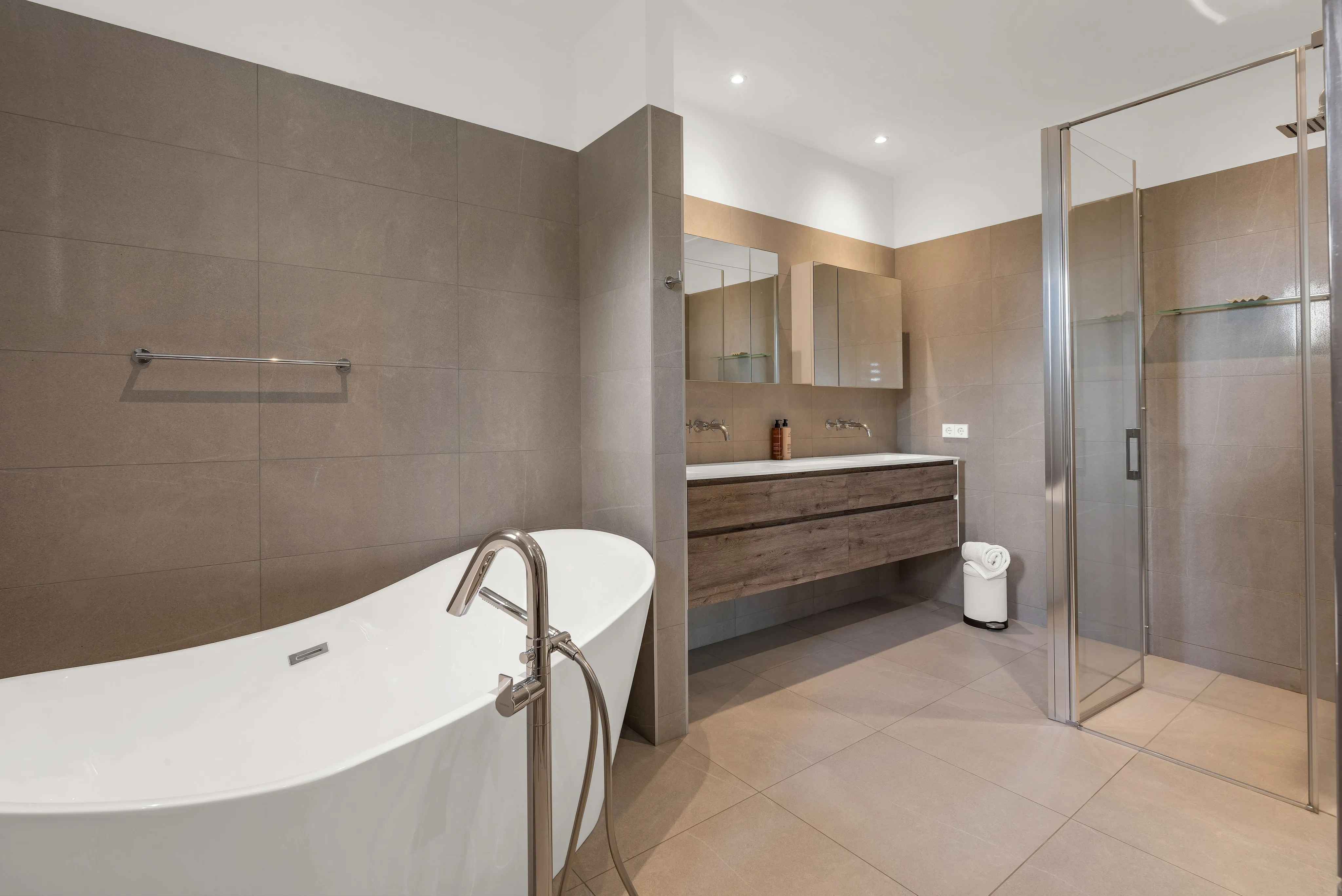 Elegancia mediterránea con piscina y vistas al mar en la exclusiva zona de Santa Ponsa-12