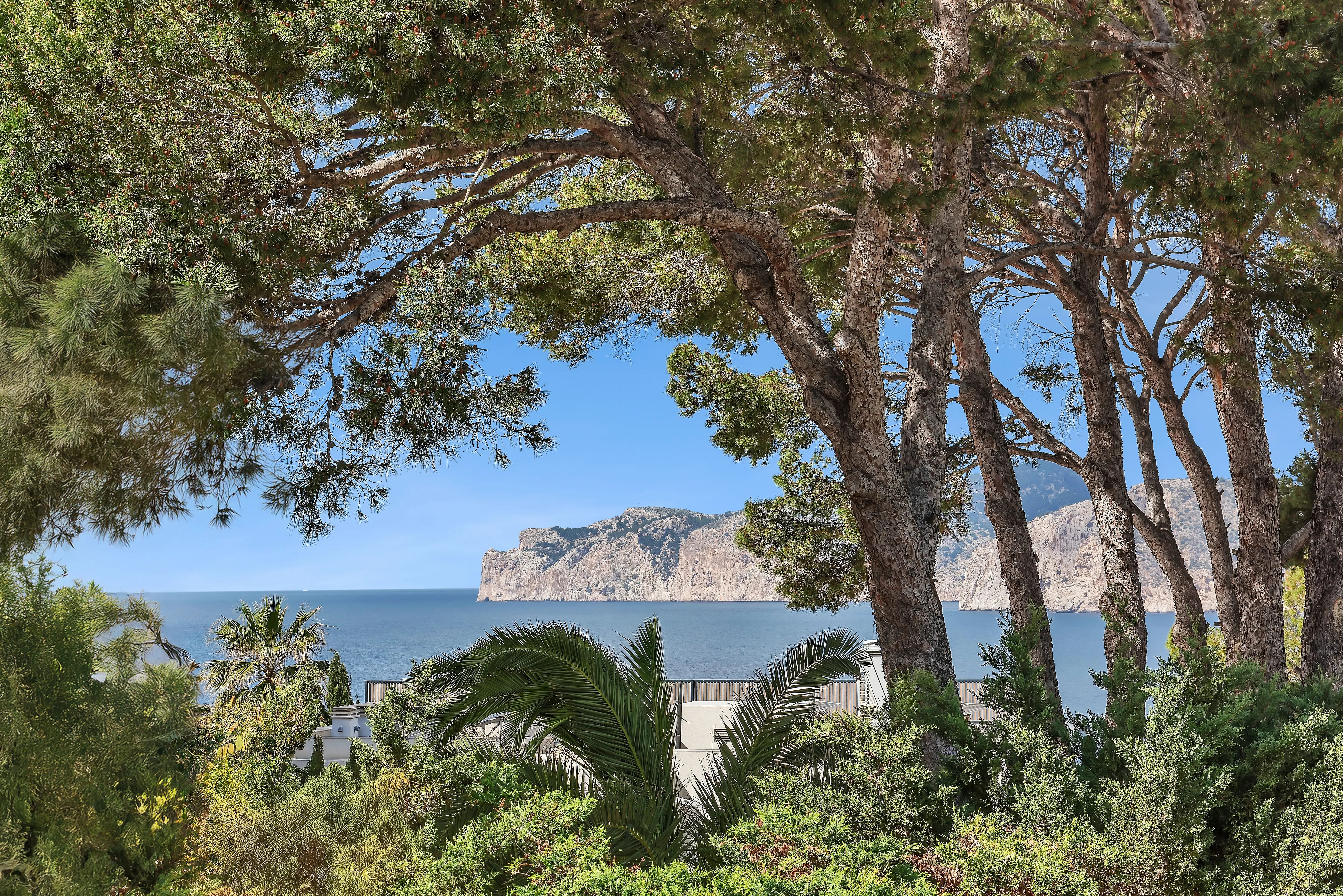 Elegancia mediterránea con piscina y vistas al mar en la exclusiva zona de Santa Ponsa-4