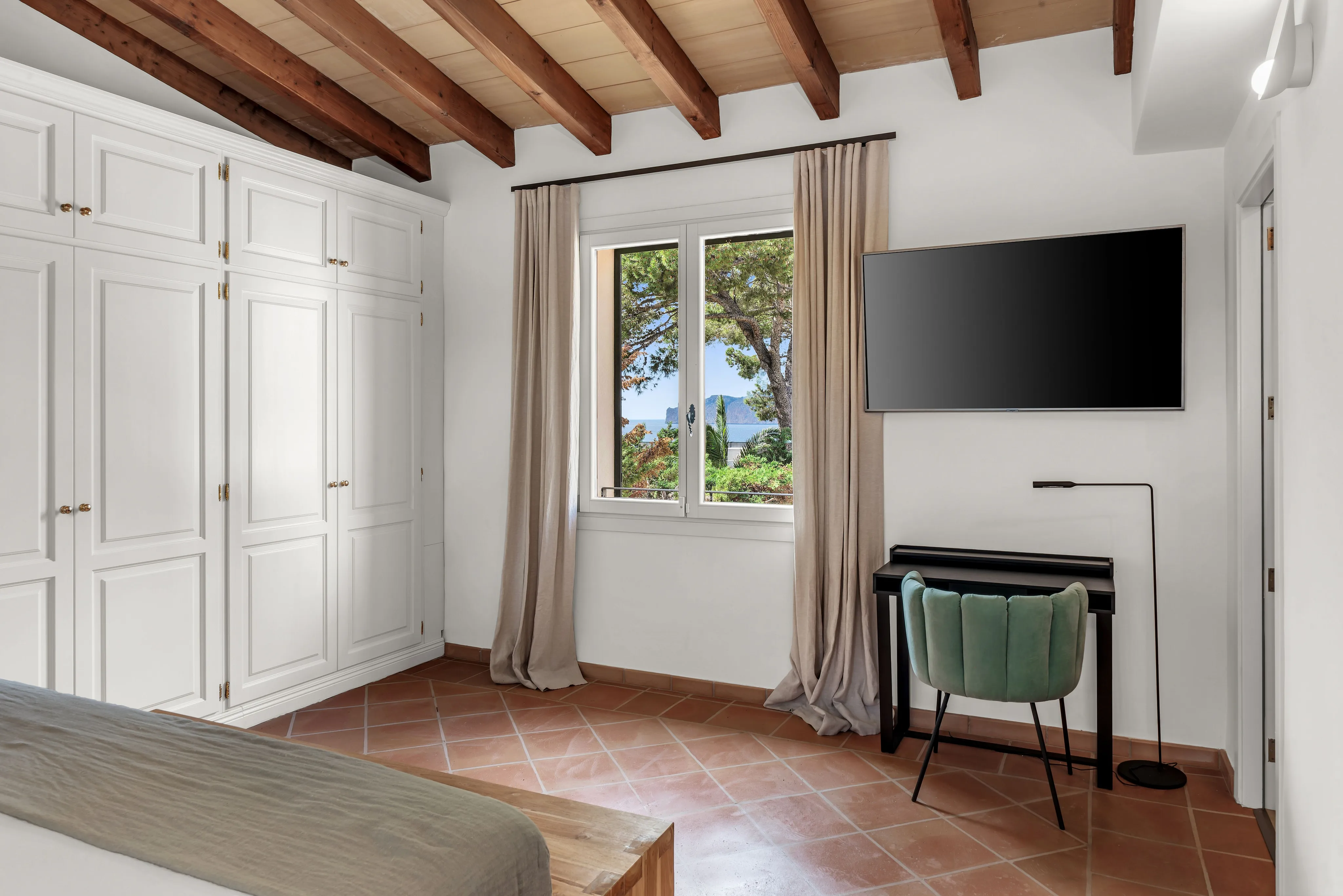 Elegancia mediterránea con piscina y vistas al mar en la exclusiva zona de Santa Ponsa-16