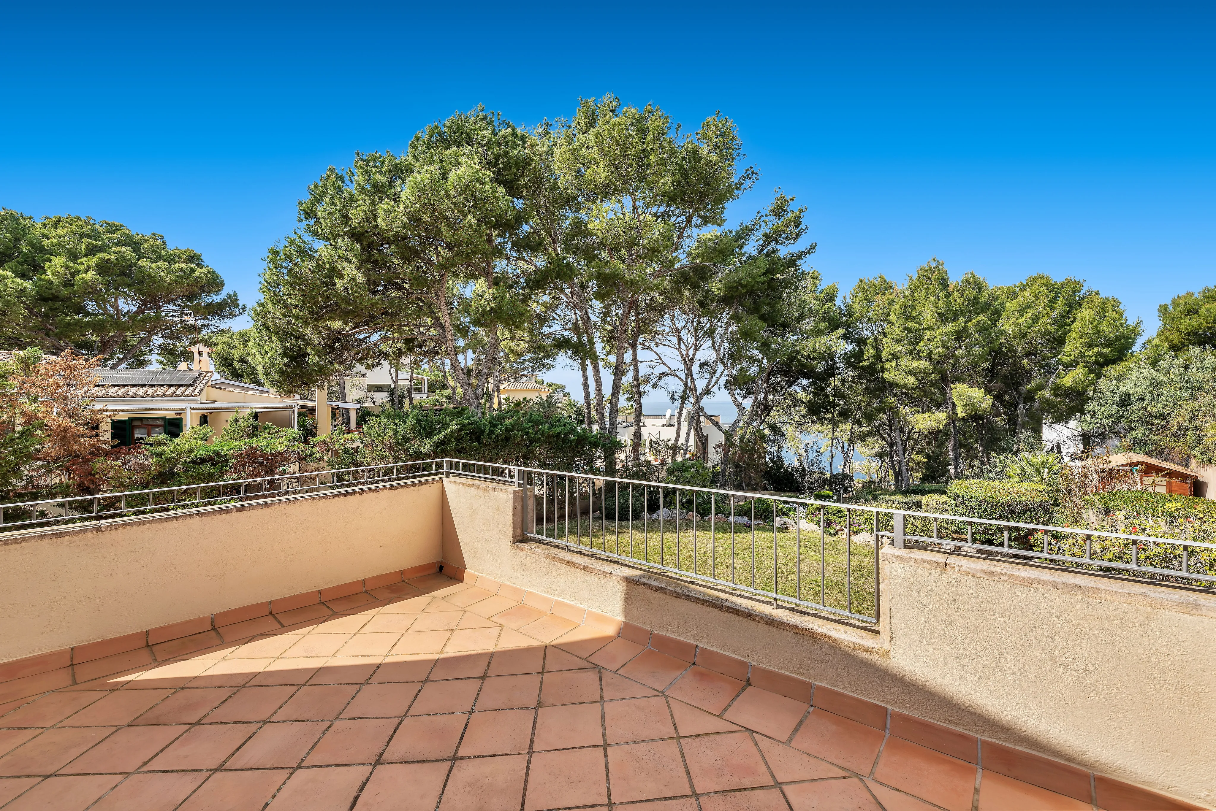 Elegancia mediterránea con piscina y vistas al mar en la exclusiva zona de Santa Ponsa-22