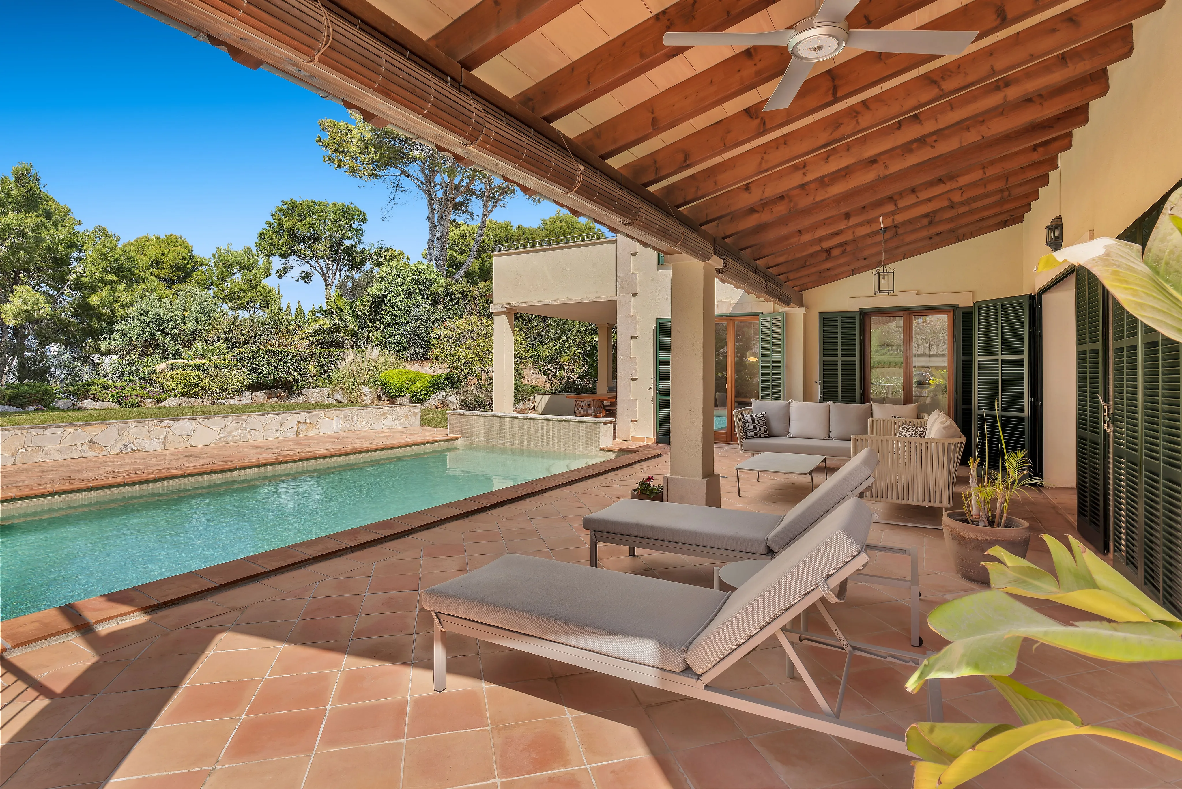 Elegancia mediterránea con piscina y vistas al mar en la exclusiva zona de Santa Ponsa-19