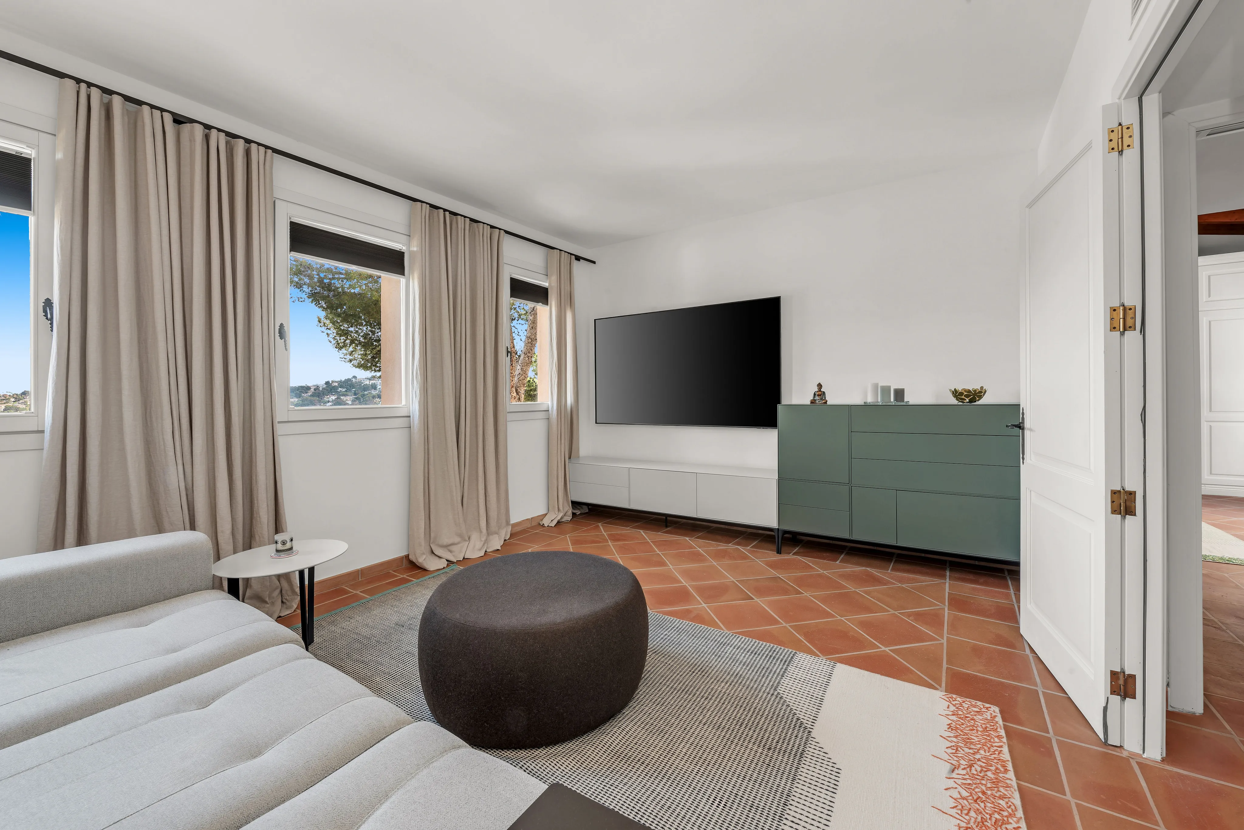 Elegancia mediterránea con piscina y vistas al mar en la exclusiva zona de Santa Ponsa-17