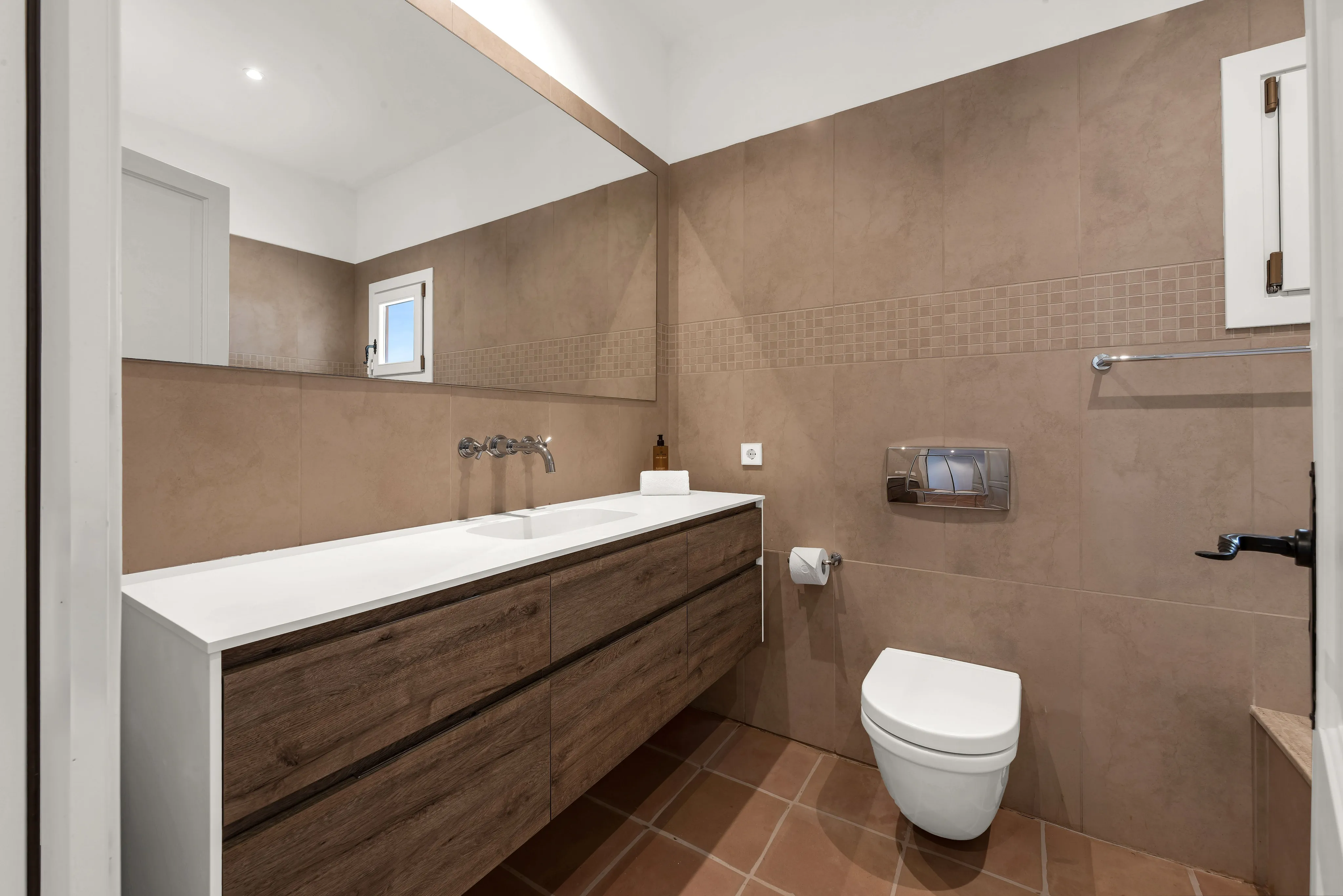 Elegancia mediterránea con piscina y vistas al mar en la exclusiva zona de Santa Ponsa-18