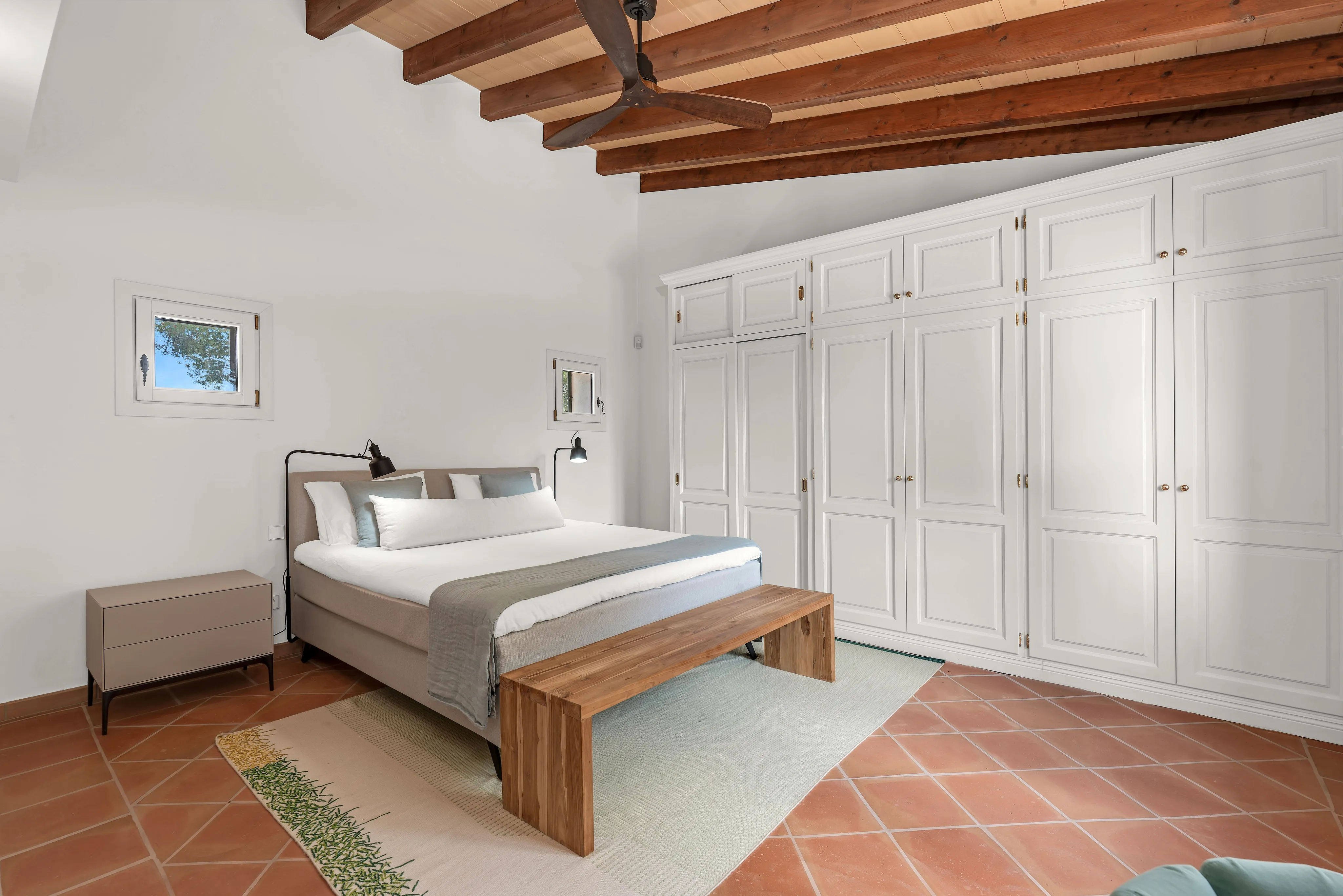 Elegancia mediterránea con piscina y vistas al mar en la exclusiva zona de Santa Ponsa-14