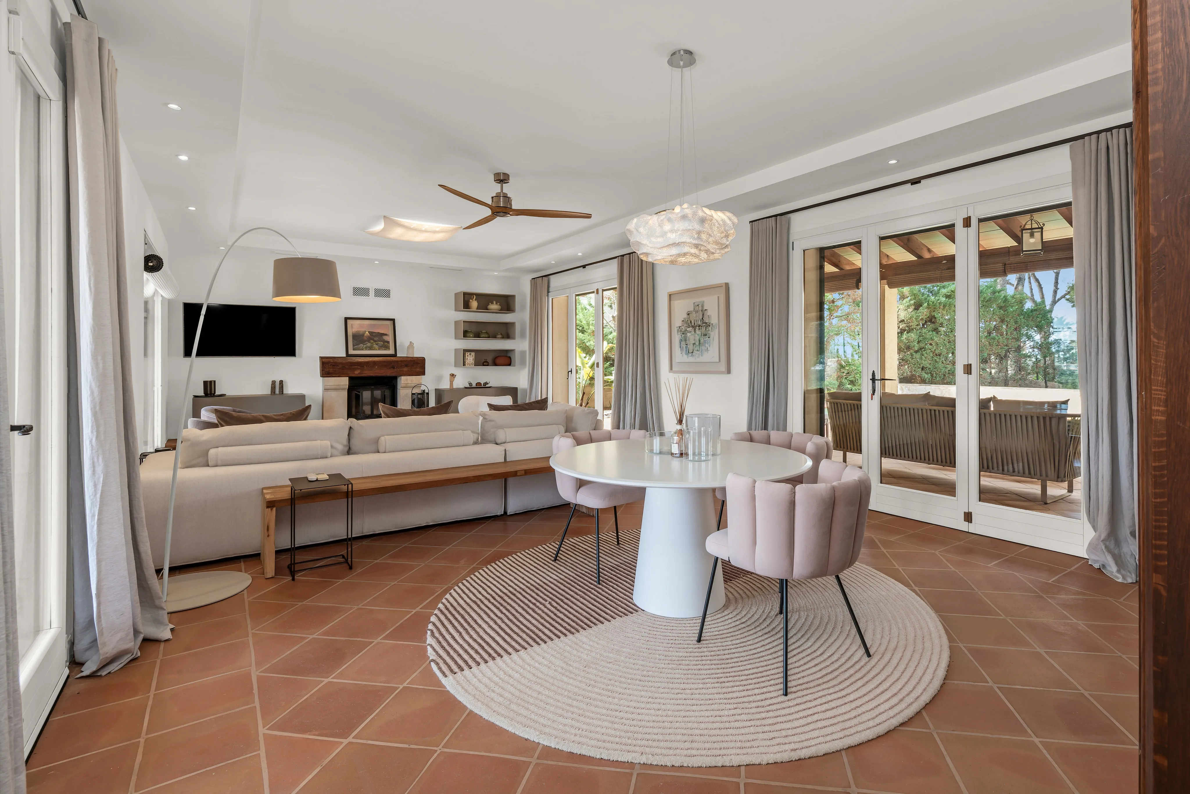 Elegancia mediterránea con piscina y vistas al mar en la exclusiva zona de Santa Ponsa-7