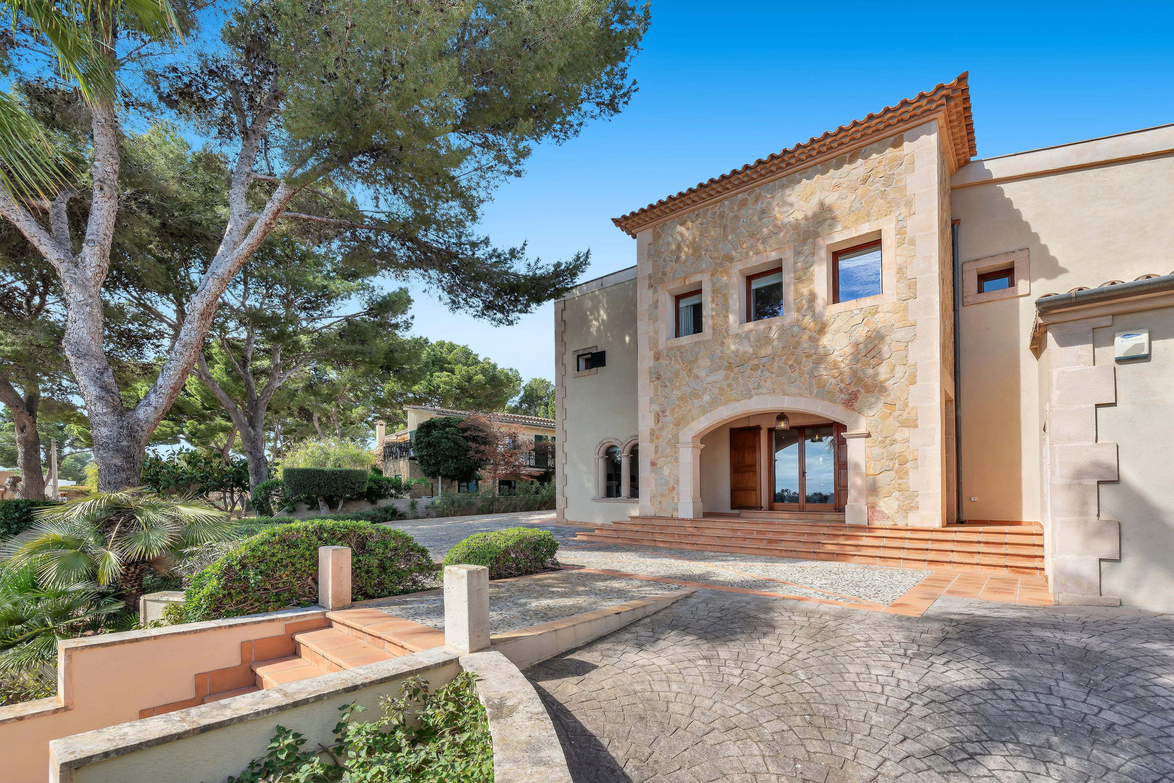Elegancia mediterránea con piscina y vistas al mar en la exclusiva zona de Santa Ponsa-1