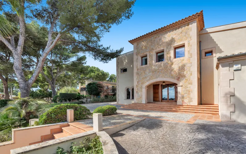 Eleganza mediterranea con piscina e vista sul mare nell'esclusiva Santa Ponsa