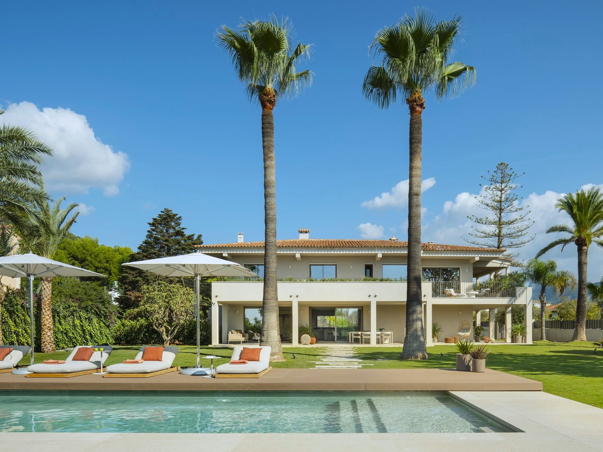 Stylish, fully renovated villa with expansive garden