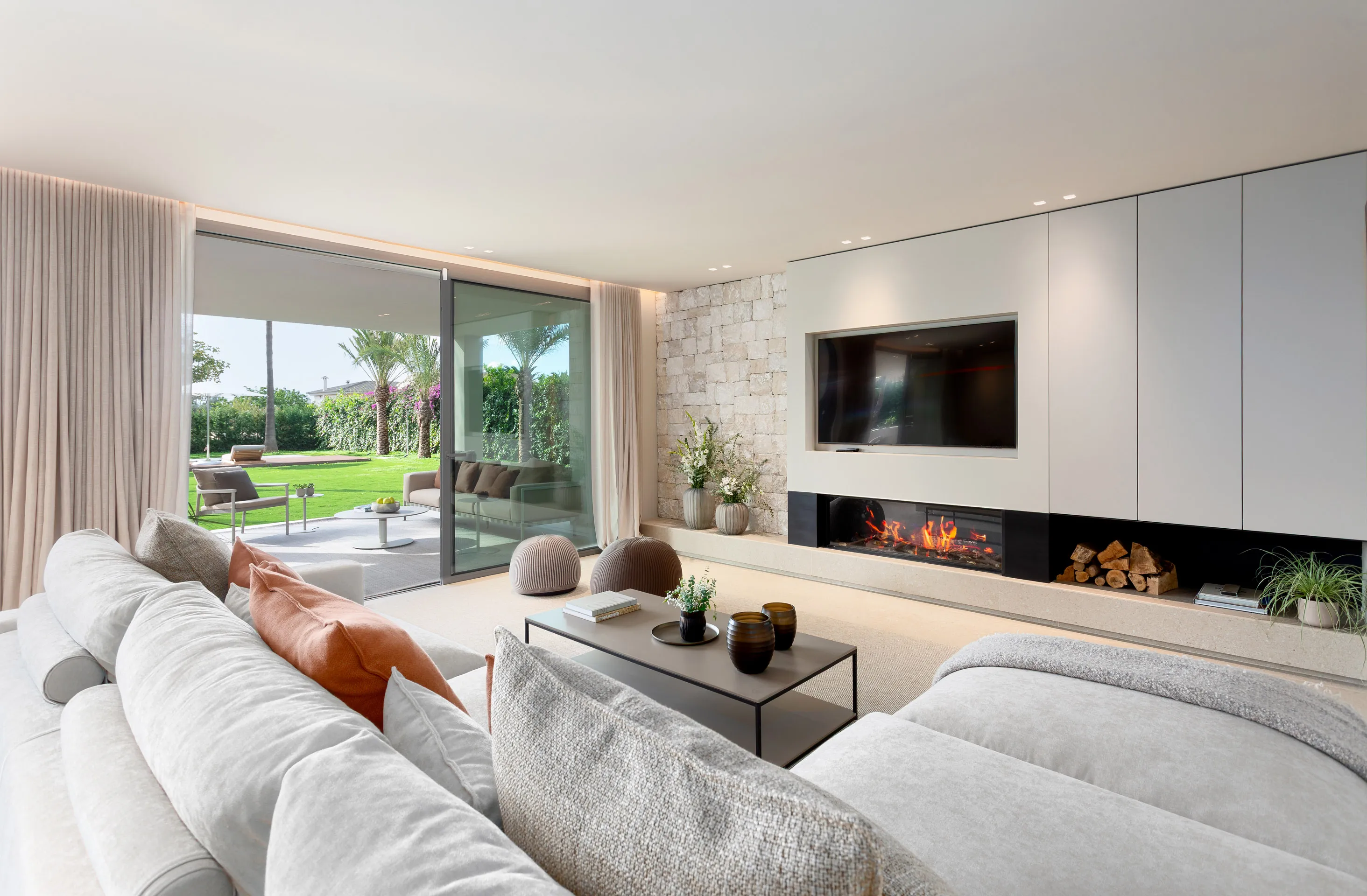 Stilfuld, totalrenoveret villa med stor have-5