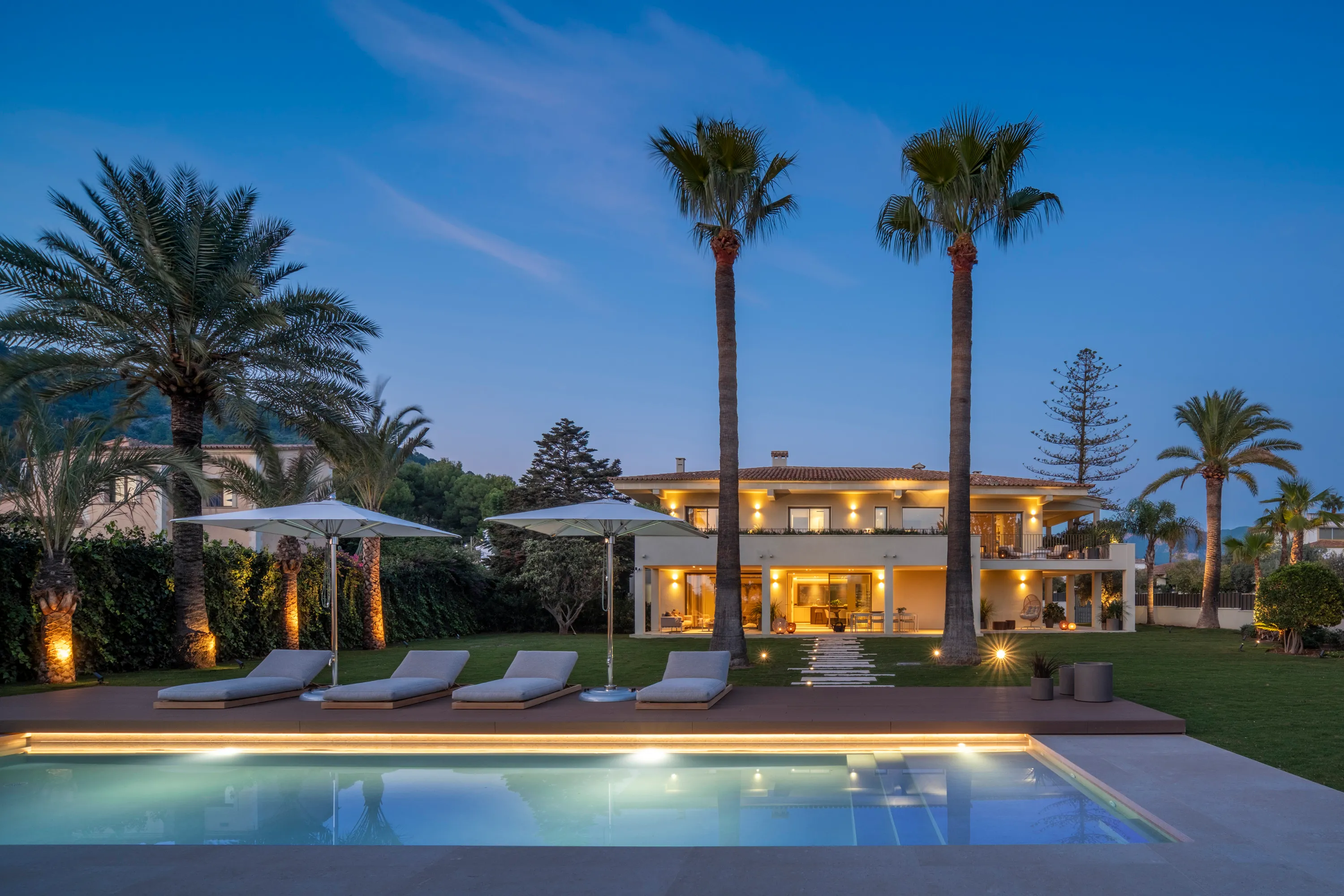 Elegante villa completamente renovada con amplio jardín-24