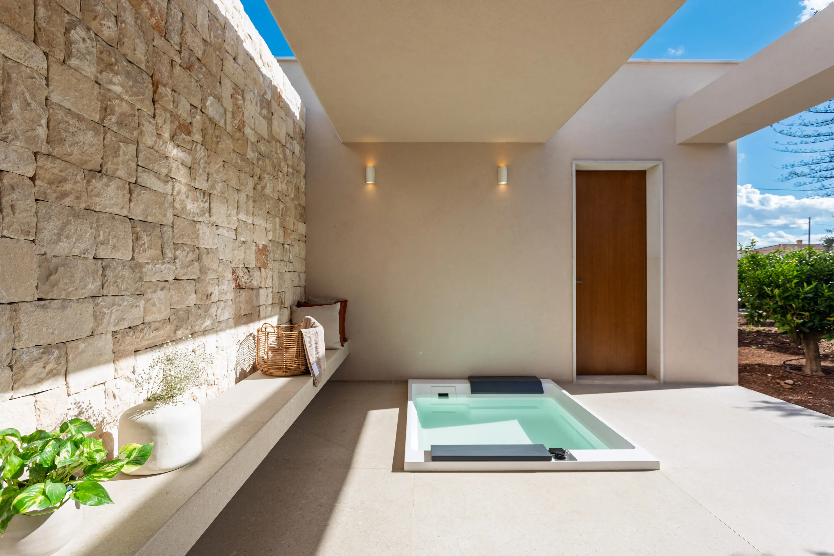 Stilfuld, totalrenoveret villa med stor have-16