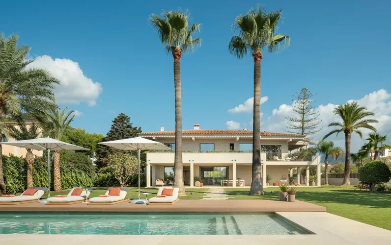 Stylish, Fully Renovated Villa with Expansive Garden