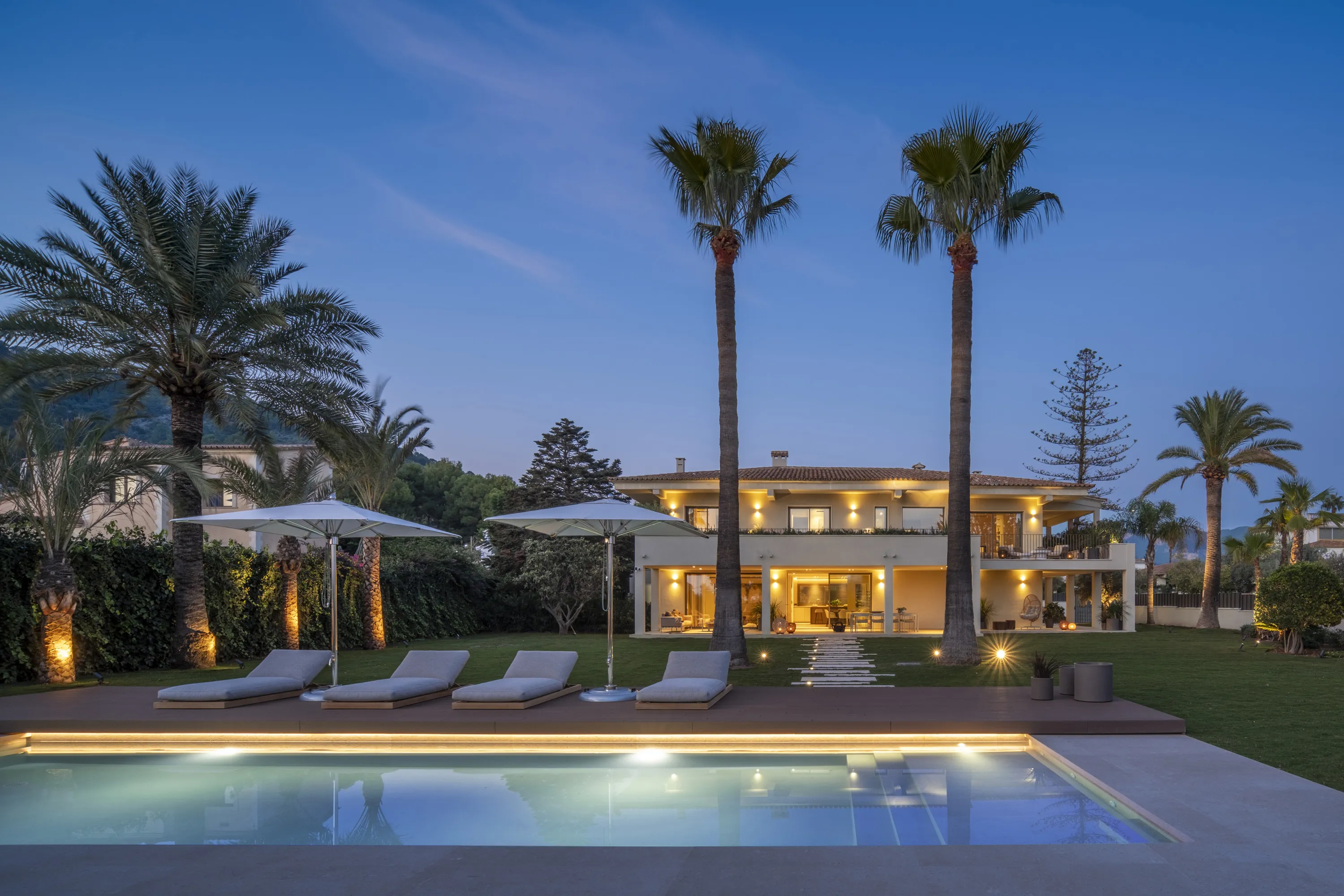 Stilfuld, totalrenoveret villa med stor have-27