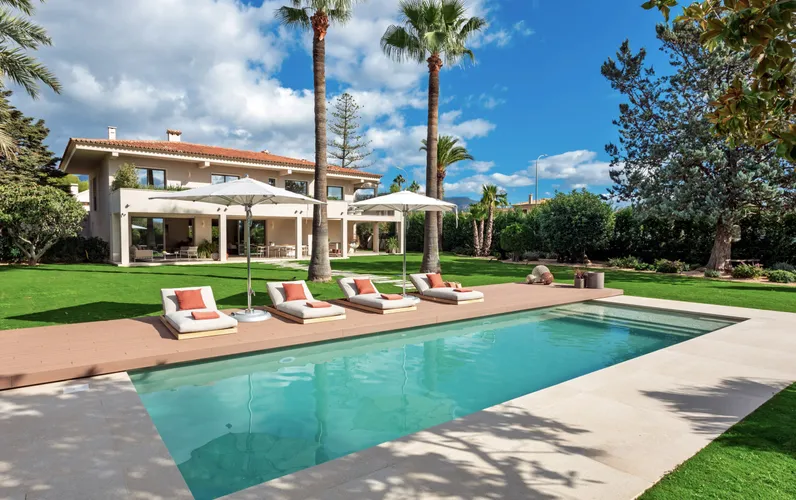 Stilfuld, totalrenoveret villa med stor have