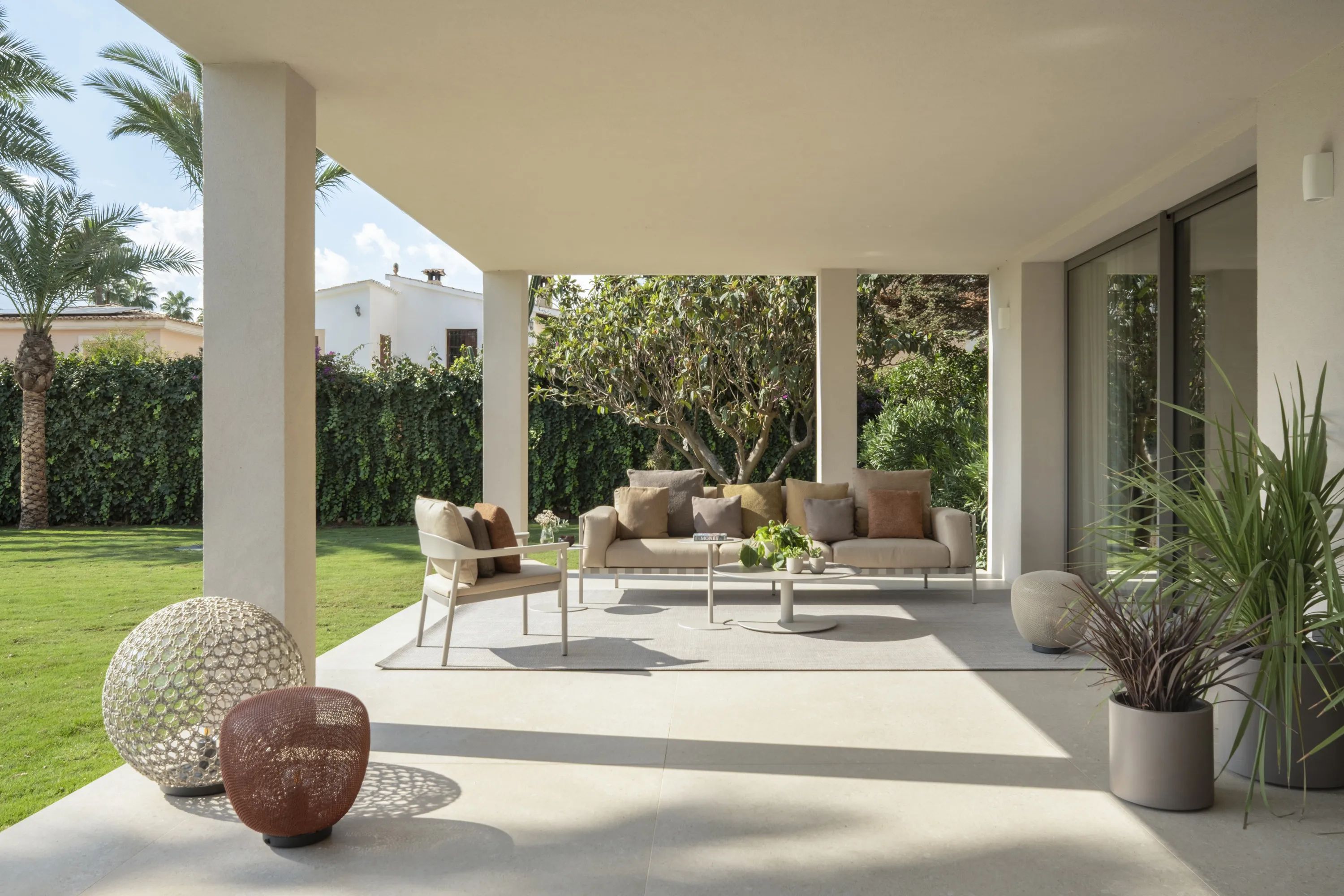 Stilfuld, totalrenoveret villa med stor have-4