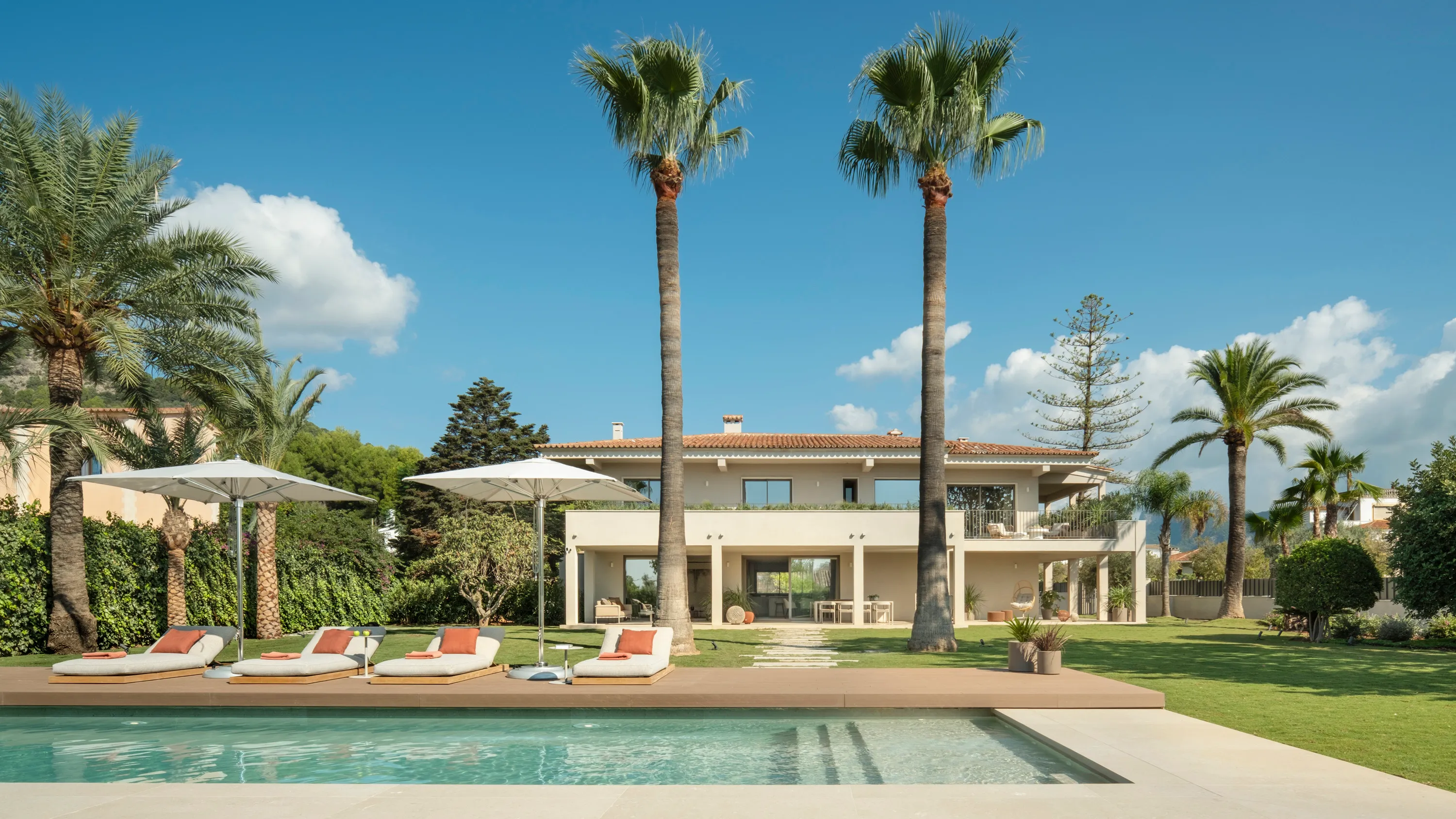 Elegante villa completamente renovada con amplio jardín-1