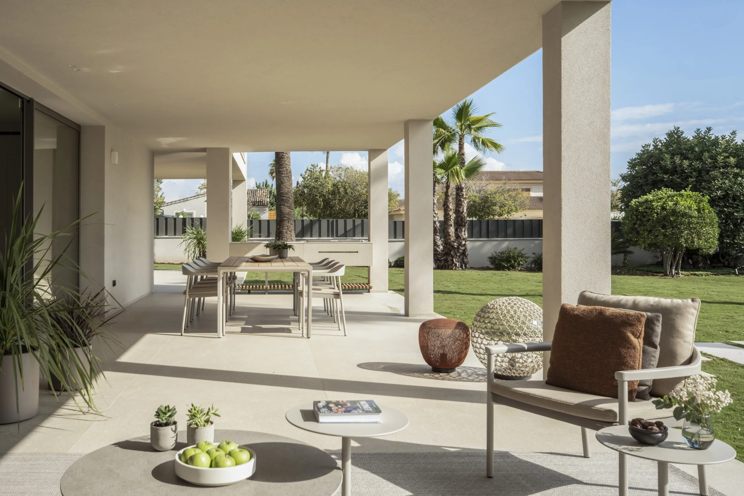 Stilfuld, totalrenoveret villa med stor have-3