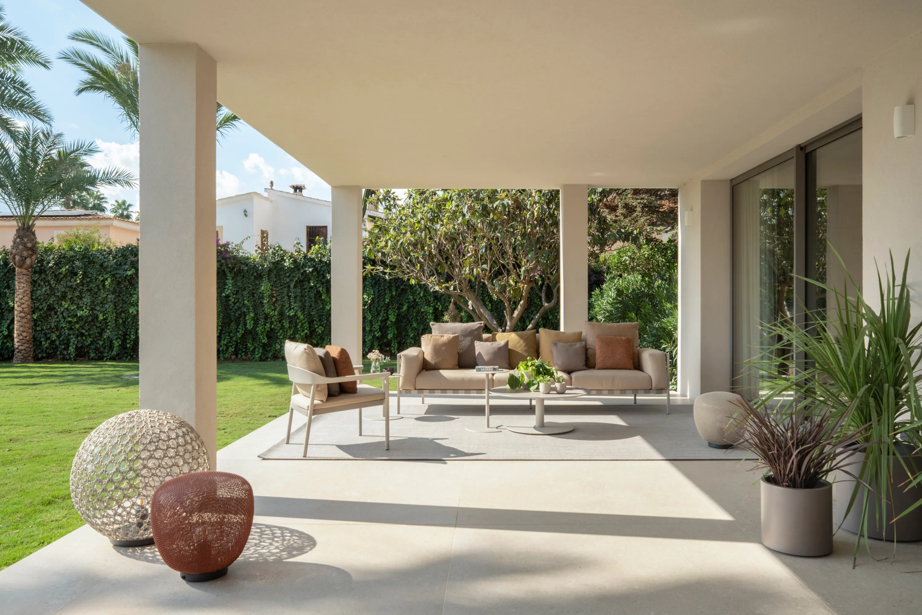 Elegante villa completamente renovada con amplio jardín-8