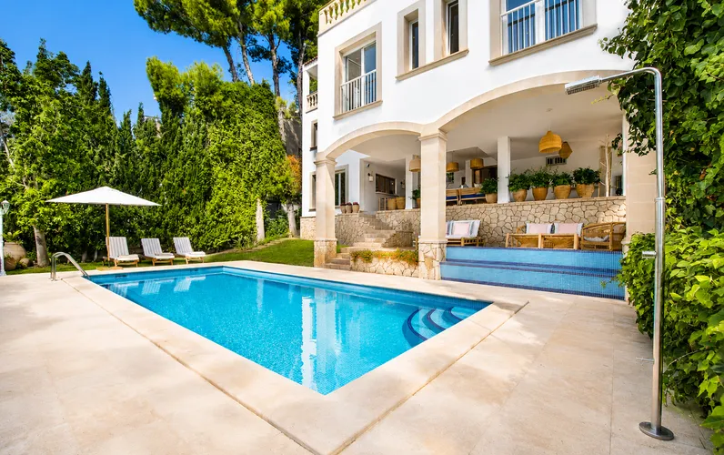 Elegancia mediterránea con vistas al campo de golf y al mar en la exclusiva Cas Català