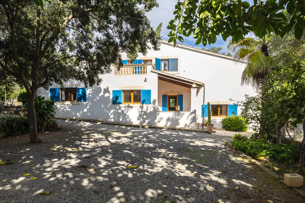 Pequeña finca renovada con cariño-4