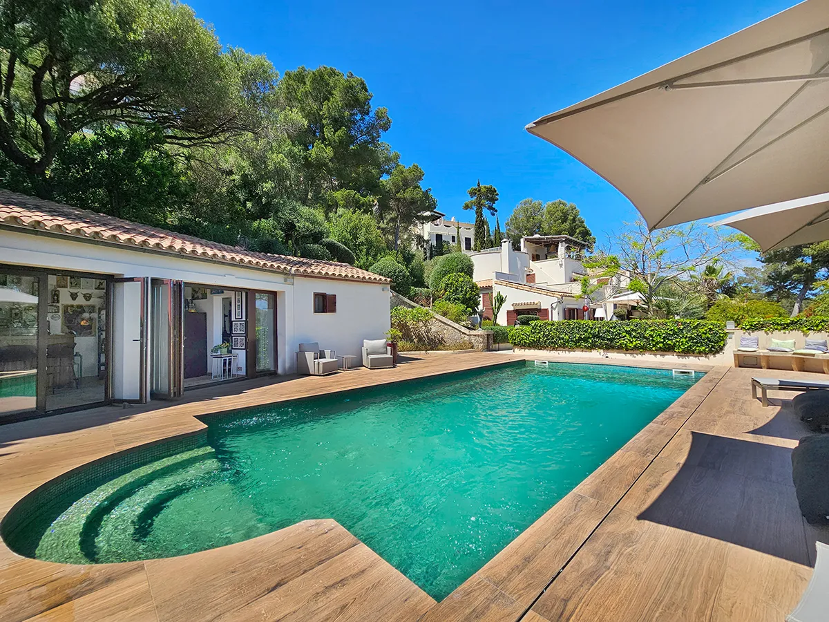 Propiedad de alta calidad con espaciosa casa de piscina, vistas al mar y parcela edificable adicional en Canyamel-1