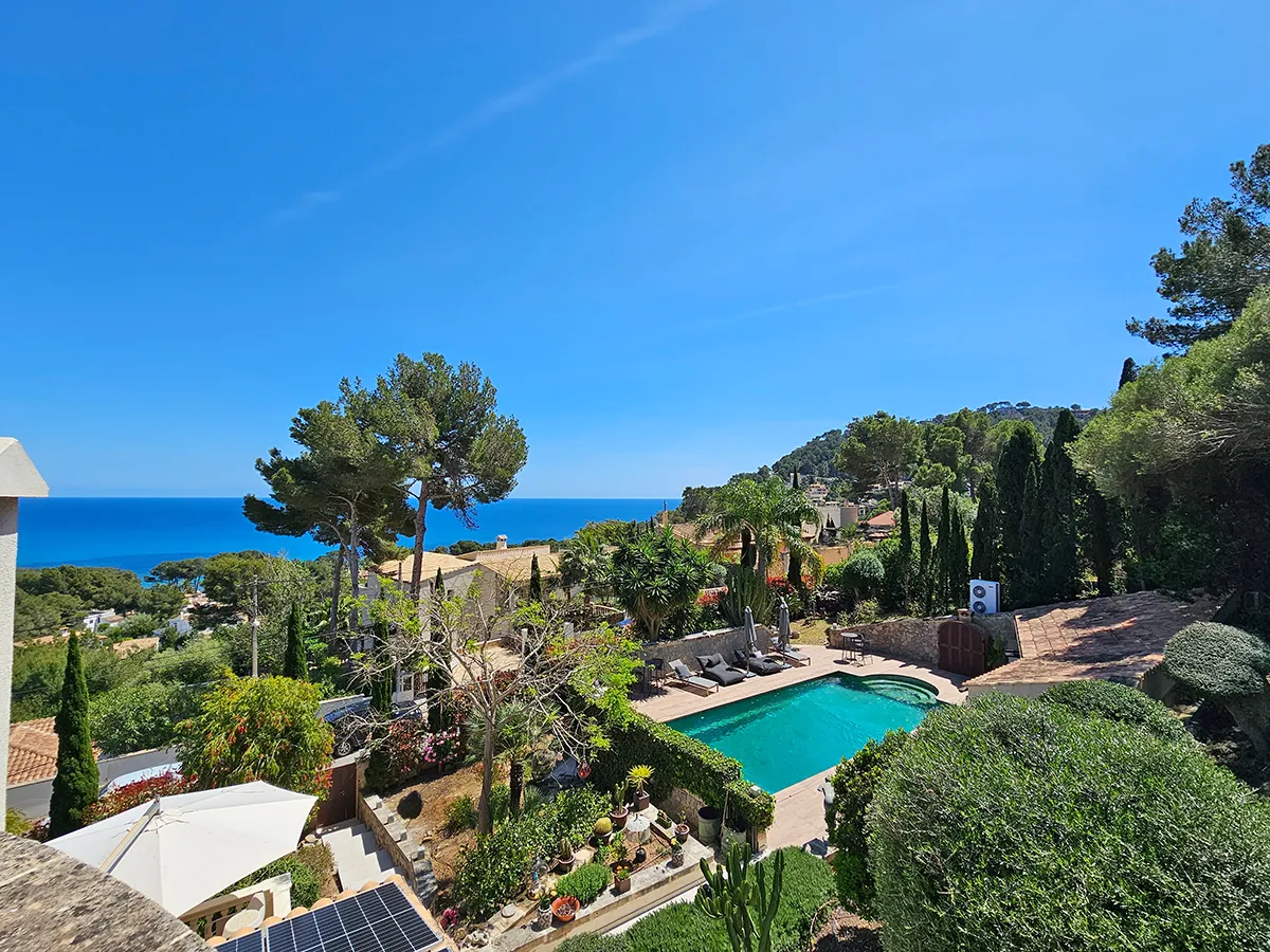 Propiedad de alta calidad con espaciosa casa de piscina, vistas al mar y parcela edificable adicional en Canyamel-3