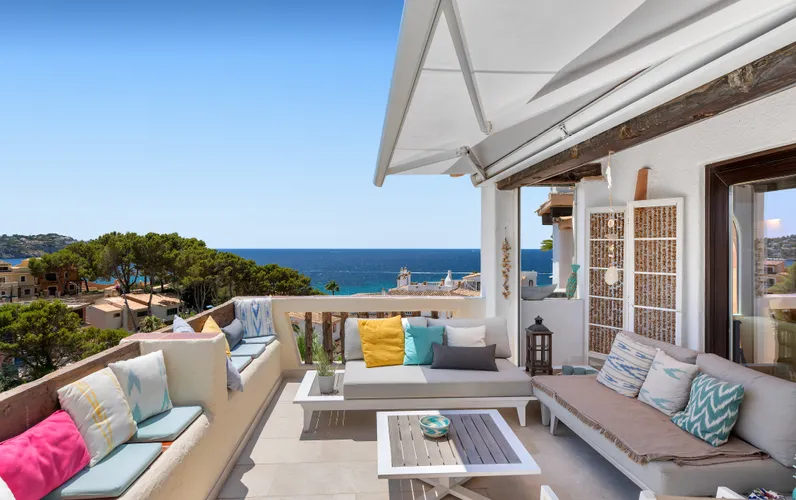 Luxurious sea-view penthouse – living with sea access in one of the most sought-after communities in the south-west