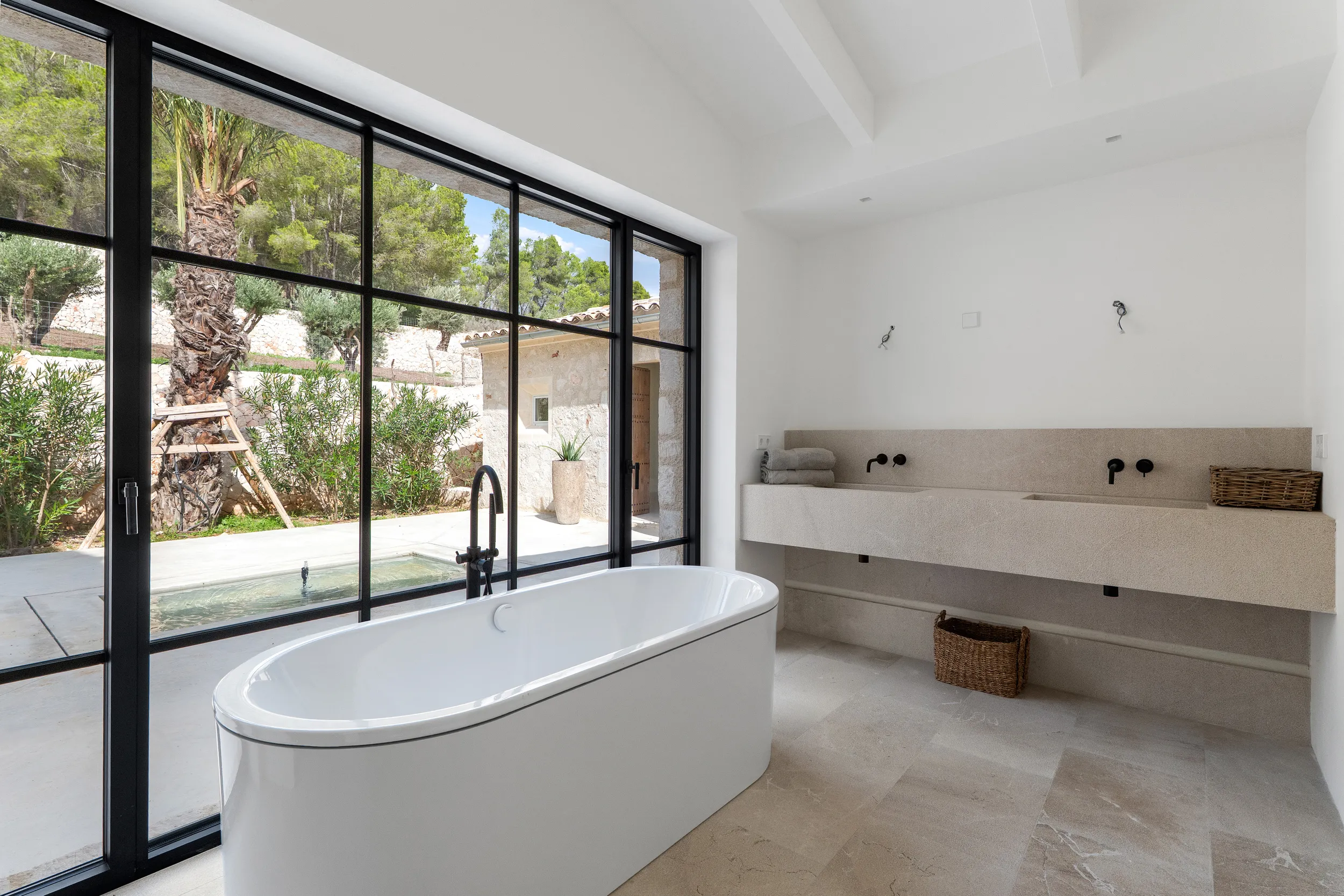 Nowoczesny, nowo wybudowany dom wiejski z winnicą-10