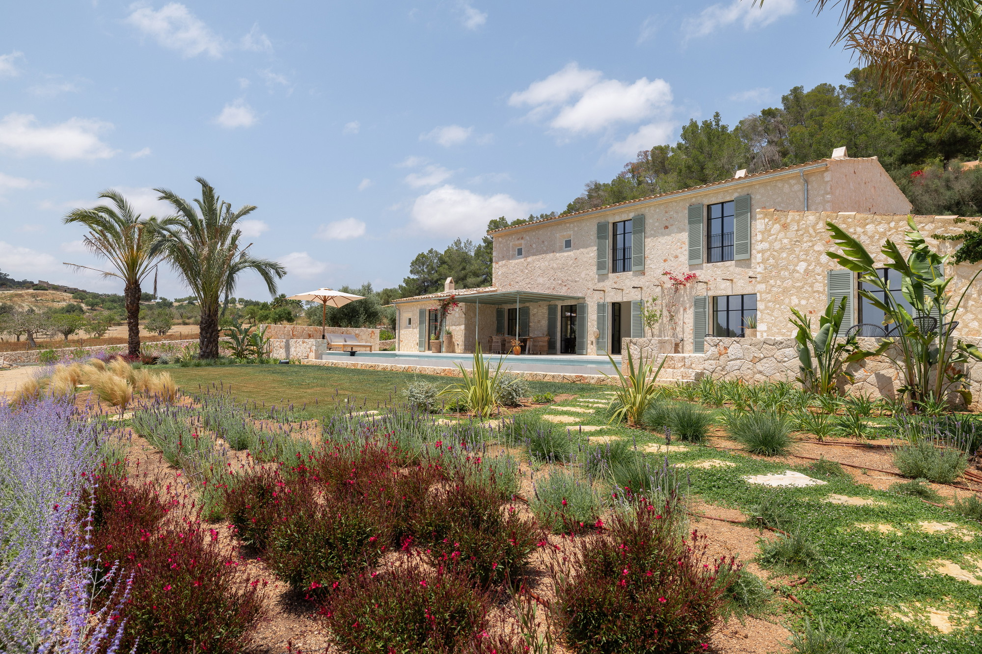 Una casa de pagès moderna i de nova construcció amb un celler