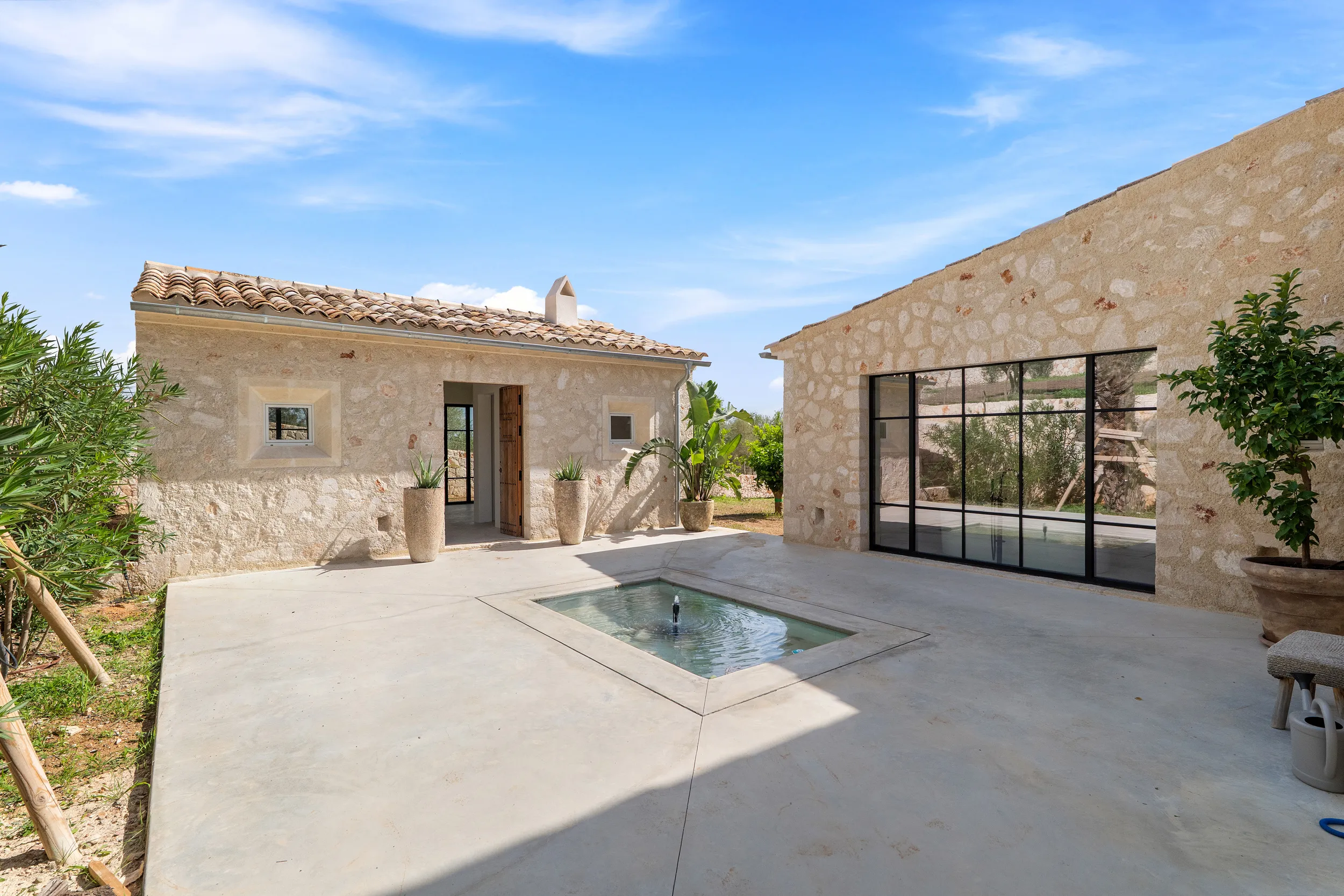 Nowoczesny, nowo wybudowany dom wiejski z winnicą-14