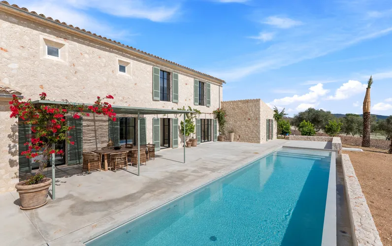 Maison de campagne moderne de construction récente avec vignoble