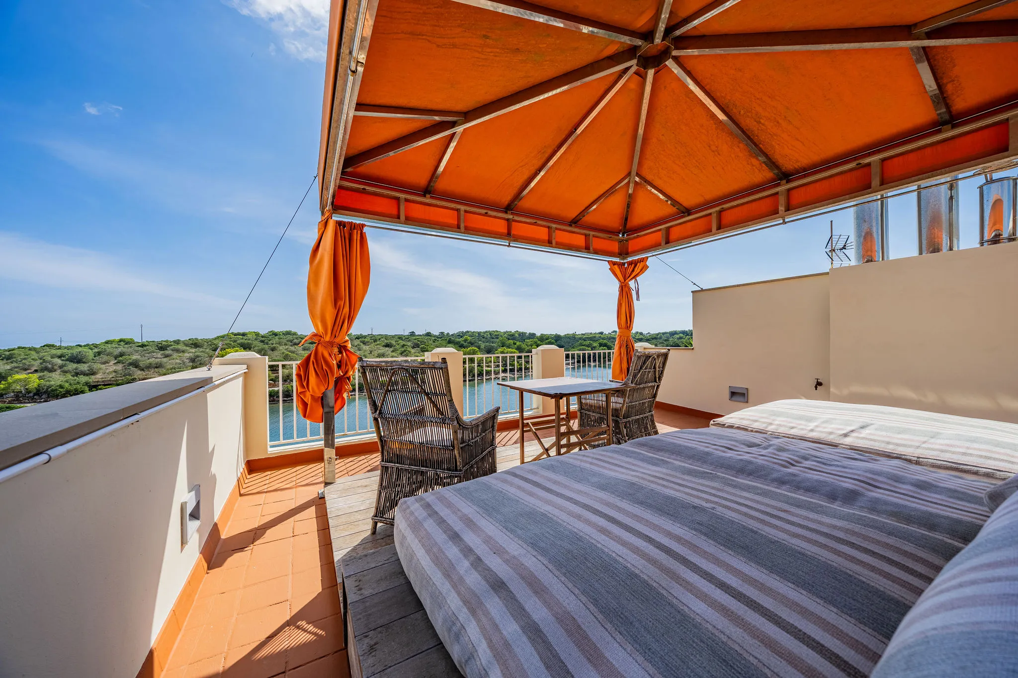 Charmant vissershuis aan het water in Portocolom-10