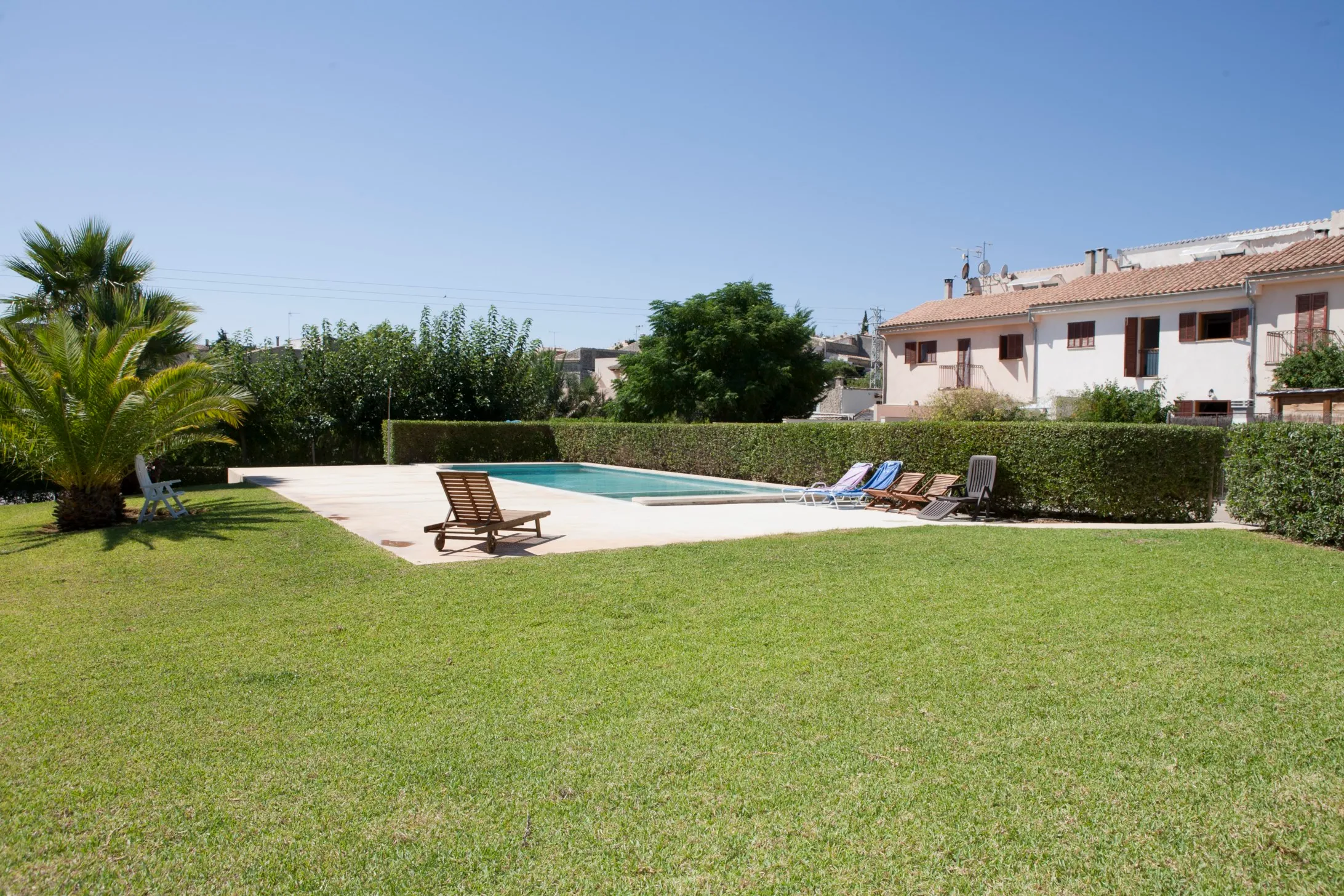 Casa adossada ben mantinguda amb vistes-2